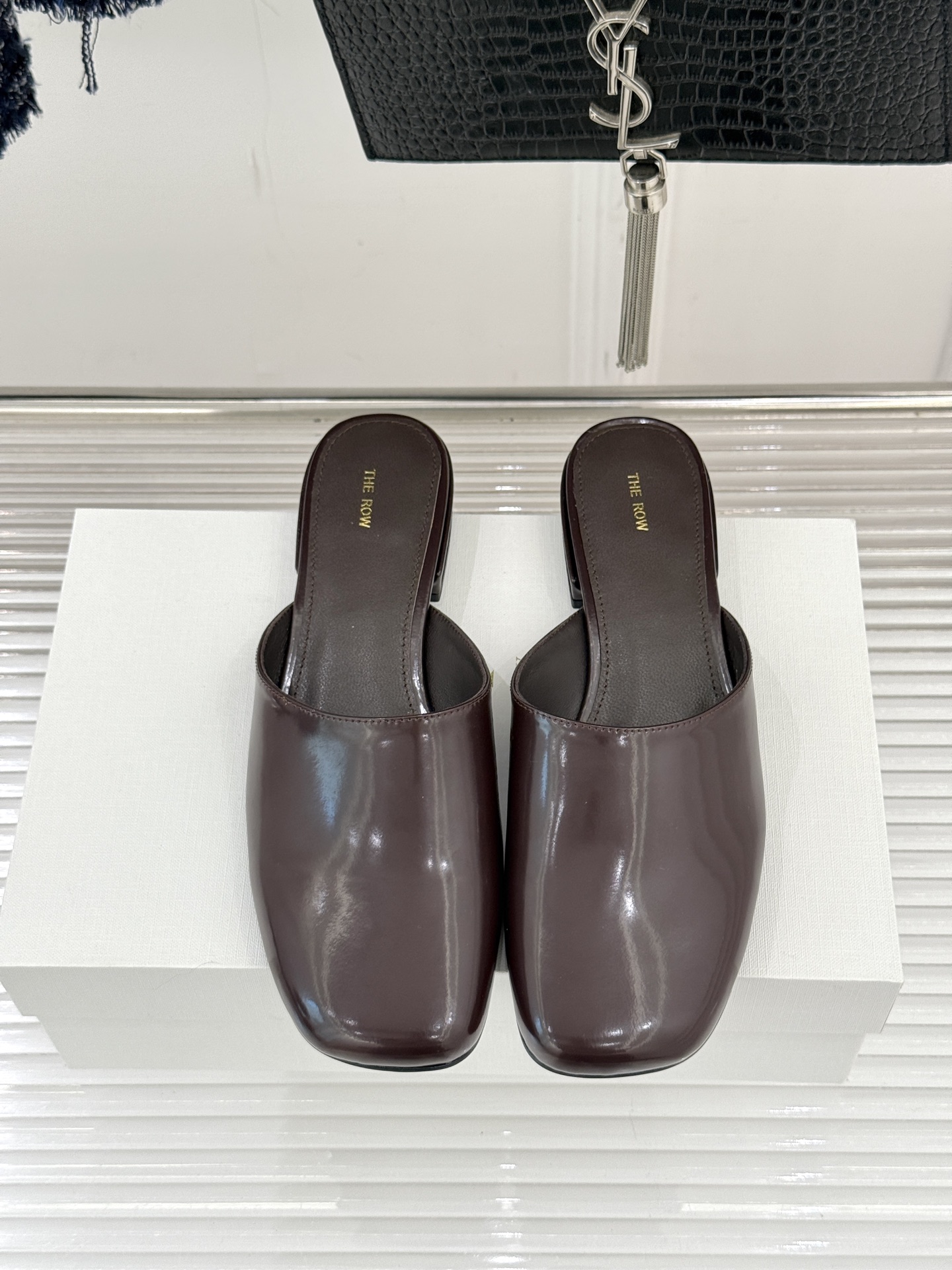 The row26WF早春新品极简方头包头半拖鞋极简主义的设计风格日常随心搭配裙子 裤子 都无敌好看！鞋