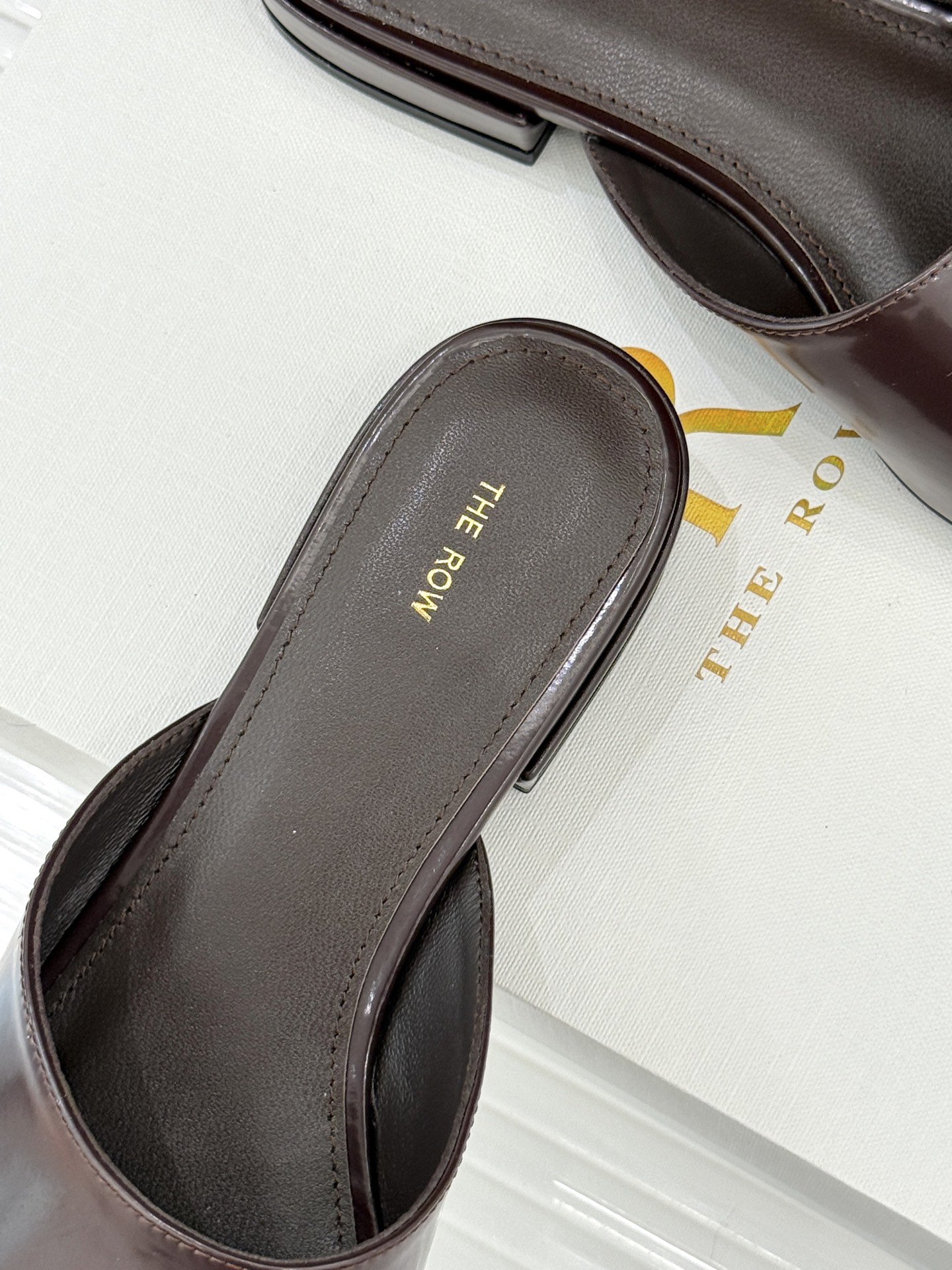 The row26WF早春新品极简方头包头半拖鞋极简主义的设计风格日常随心搭配裙子 裤子 都无敌好看！鞋