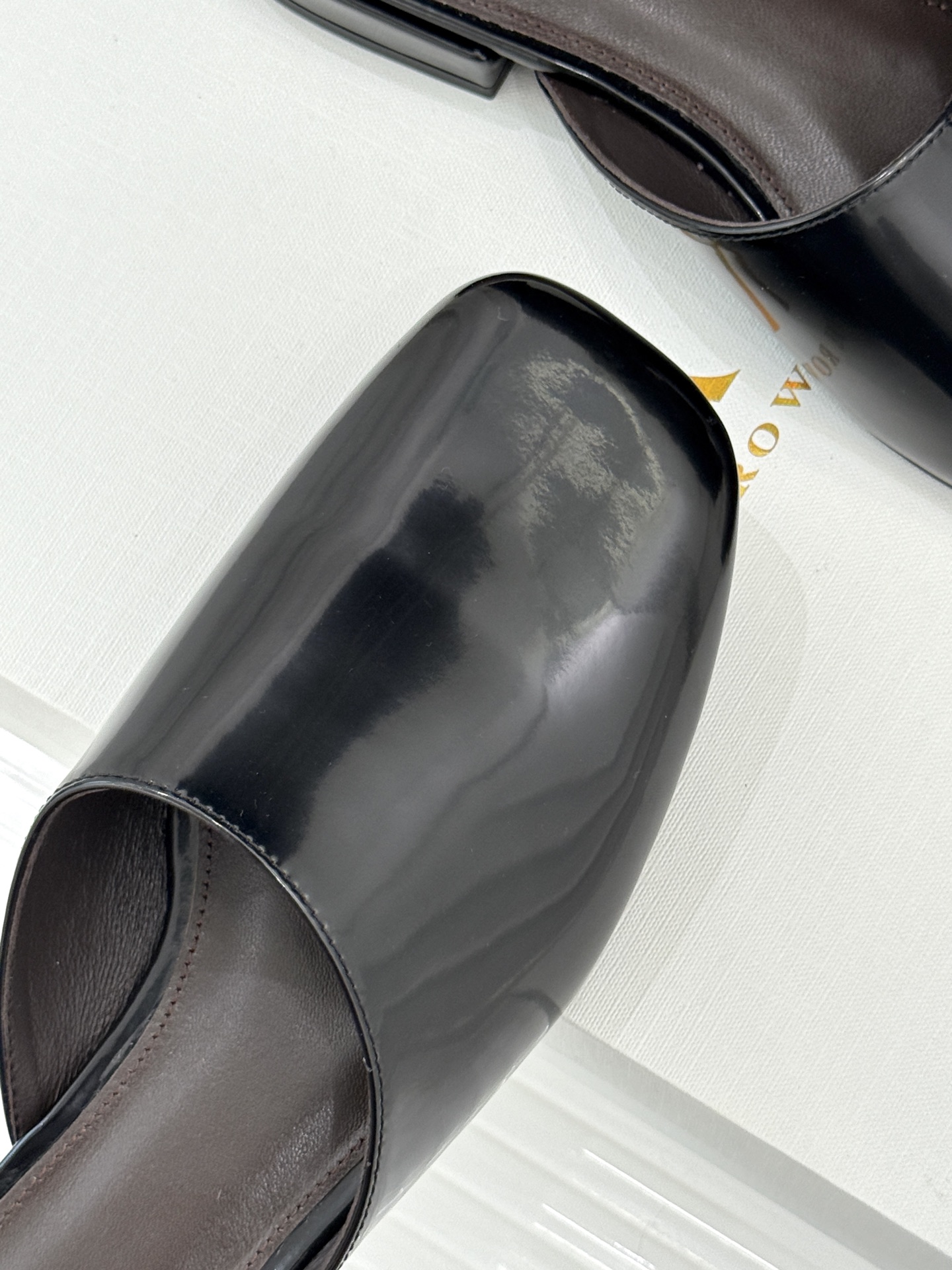 The row26WF早春新品极简方头包头半拖鞋极简主义的设计风格日常随心搭配裙子 裤子 都无敌好看！鞋