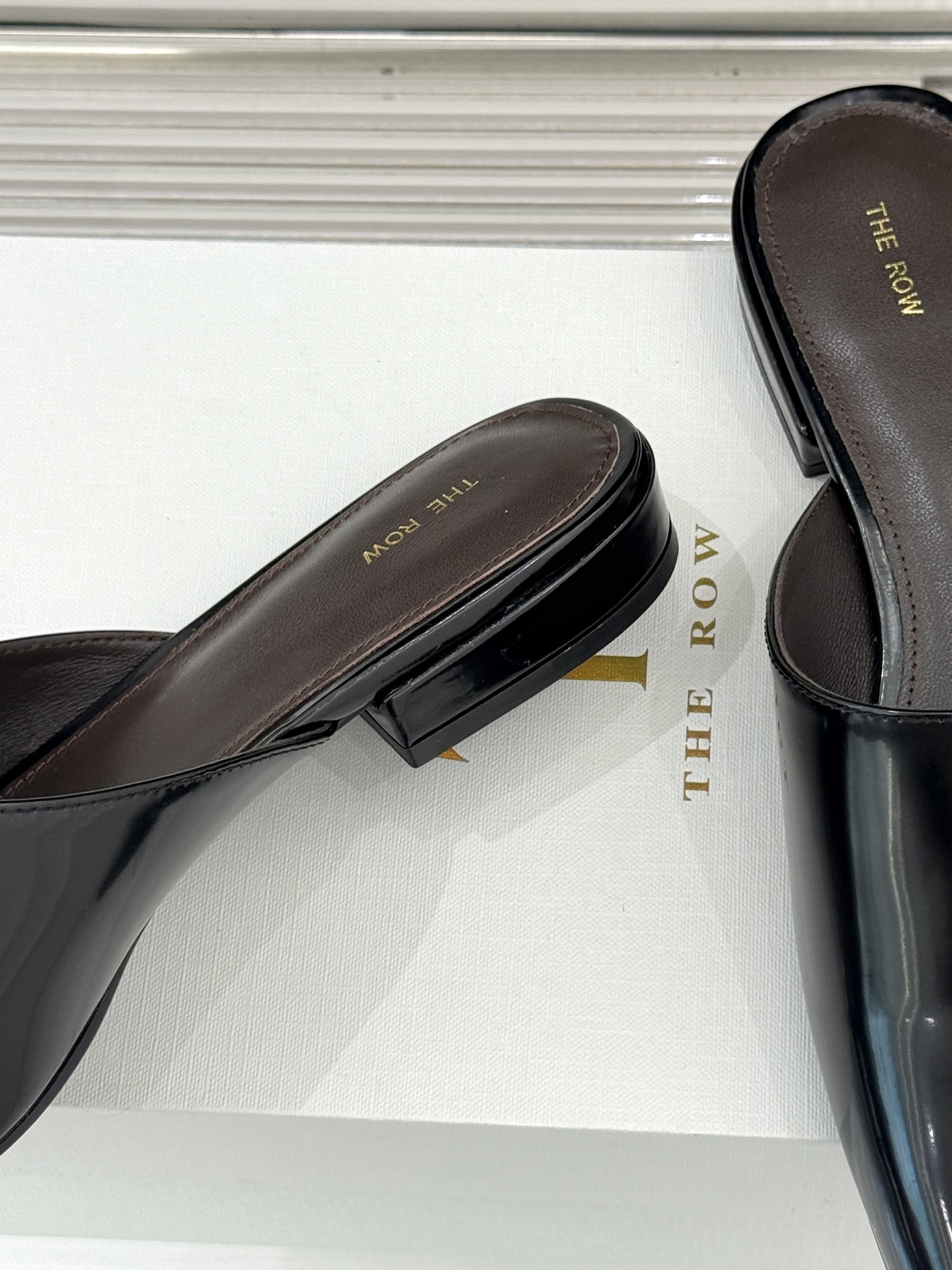 The row26WF早春新品极简方头包头半拖鞋极简主义的设计风格日常随心搭配裙子 裤子 都无敌好看！鞋