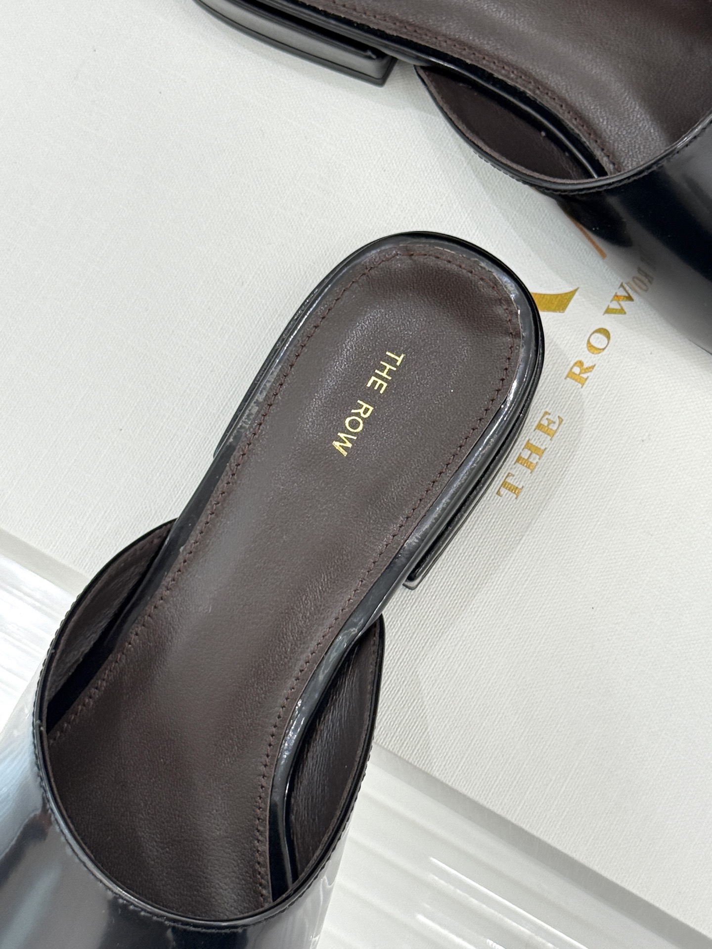 The row26WF早春新品极简方头包头半拖鞋极简主义的设计风格日常随心搭配裙子 裤子 都无敌好看！鞋