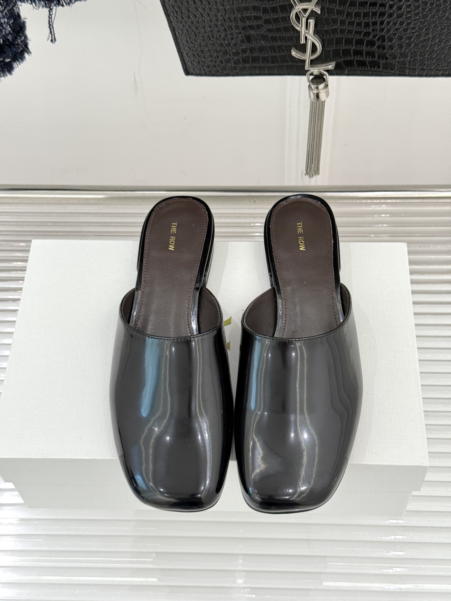 The row26WF早春新品极简方头包头半拖鞋极简主义的设计风格日常随心搭配裙子 裤子 都无敌好看！鞋