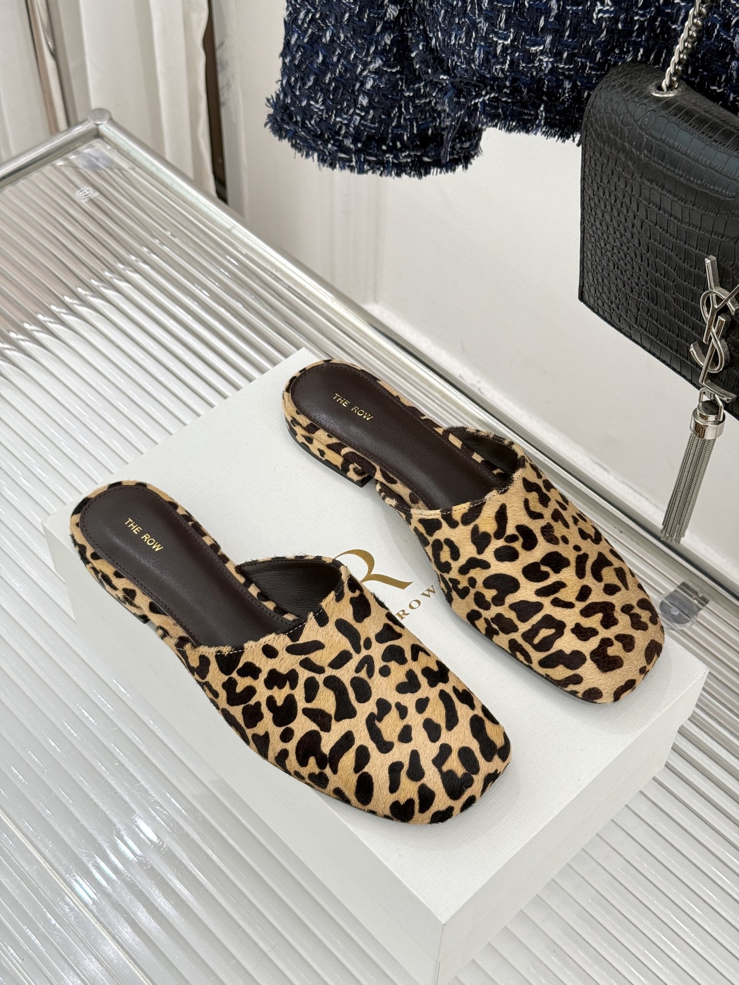 The row26WF早春新品极简方头包头半拖鞋极简主义的设计风格日常随心搭配裙子 裤子 都无敌好看！鞋