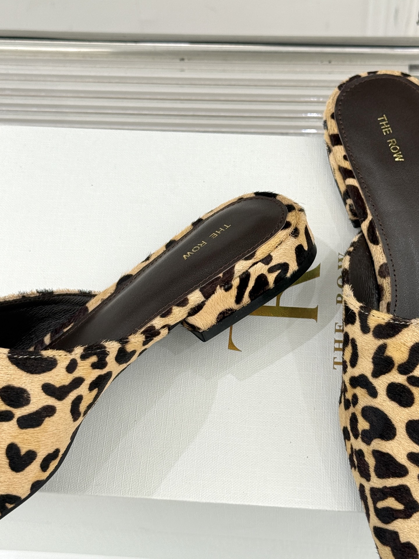 The row26WF早春新品极简方头包头半拖鞋极简主义的设计风格日常随心搭配裙子 裤子 都无敌好看！鞋