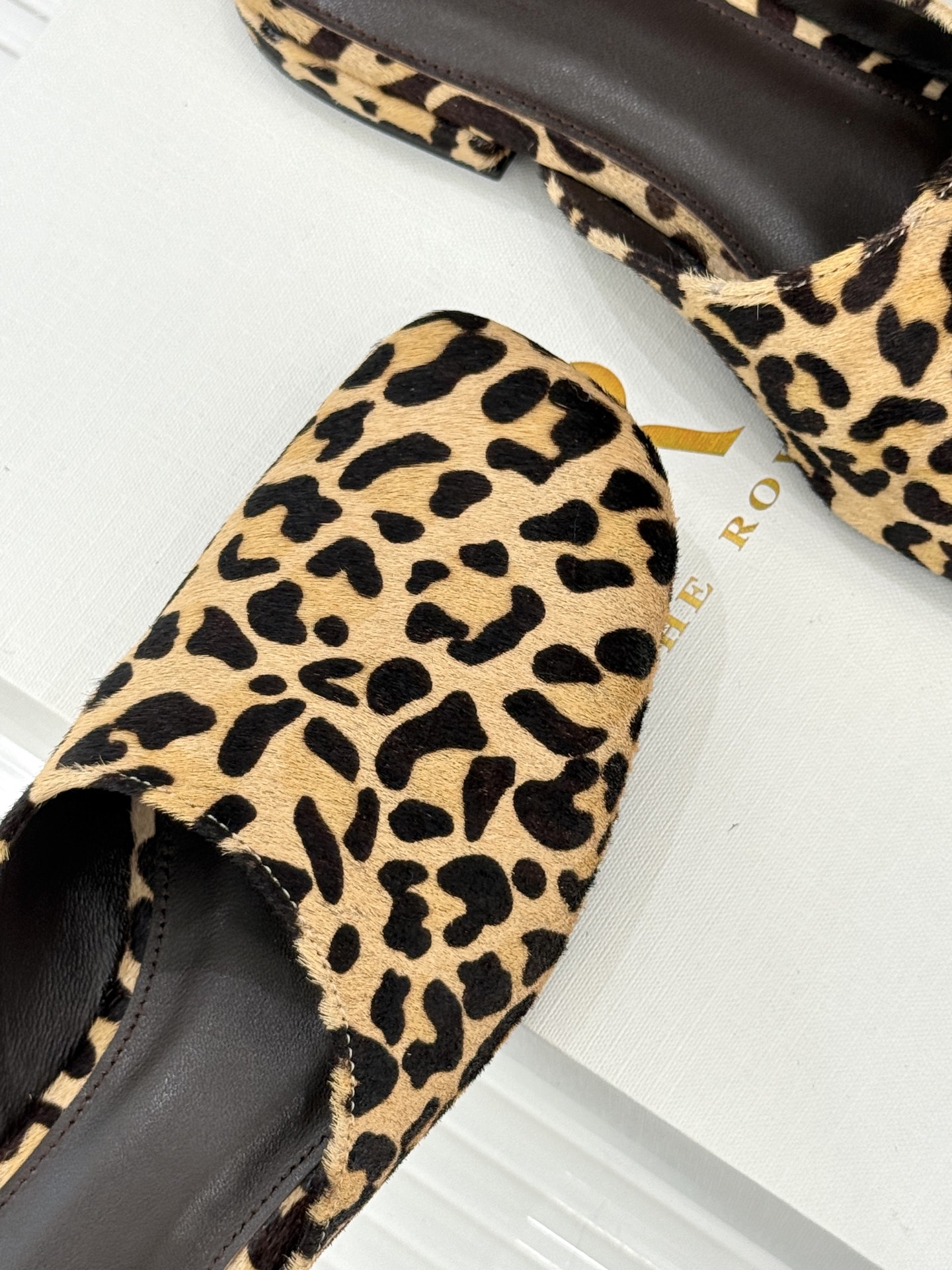 The row26WF早春新品极简方头包头半拖鞋极简主义的设计风格日常随心搭配裙子 裤子 都无敌好看！鞋