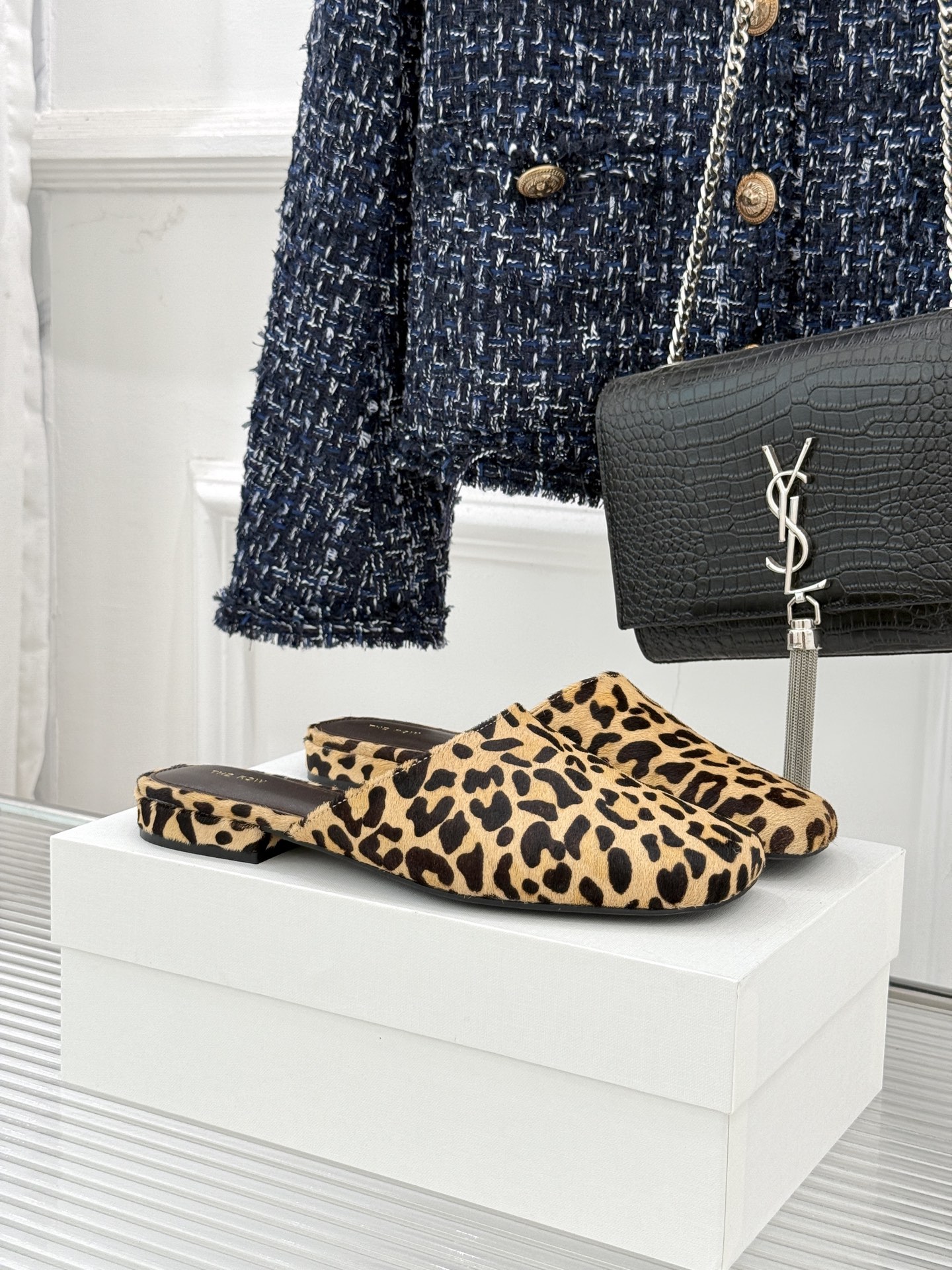 NO:711214,The row26WF's new early spring product is minimalist square-toe half-slippers with a minimalist design style. It can be paired with skirts and trousers every day. They all look great!  The upper is made of original customized leather, the lining is mixed sheepskin, and the original molded custom anti-slip outsole is Size 35-39 (40 customized), half drag, slippers, skirts, sheepskin19860909The row26WF早春新品 极简方头包头半拖鞋 极简主义的设计风格 日常随心搭配裙子 裤子 都无敌好看！ 鞋面采用原版定制皮料 内里垫脚混种羊皮 原版开模定制防滑大底 Size35-39（40定制）,半拖,slippers,skirts,sheepskin,Women's Shoes