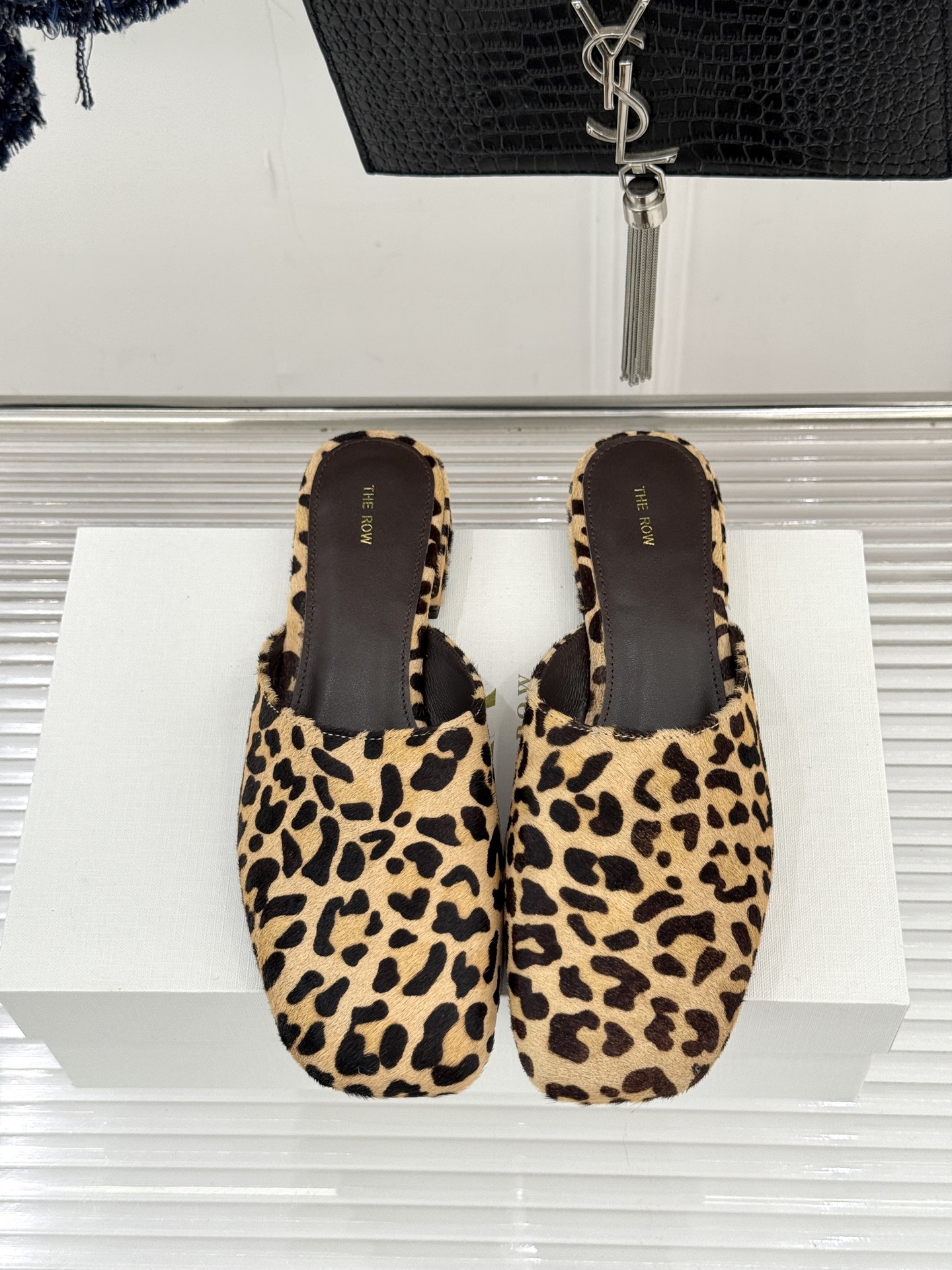 The row26WF早春新品极简方头包头半拖鞋极简主义的设计风格日常随心搭配裙子 裤子 都无敌好看！鞋