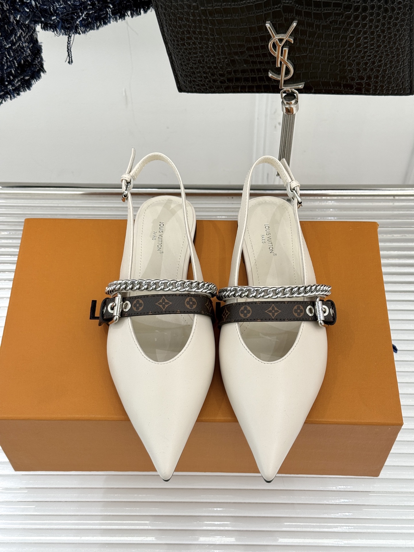 L*V驴家25s春夏新品复古老花链条尖头平底猫跟凉鞋经典老花元素设计彰显品牌的永恒魅力精致的链条点缀 如