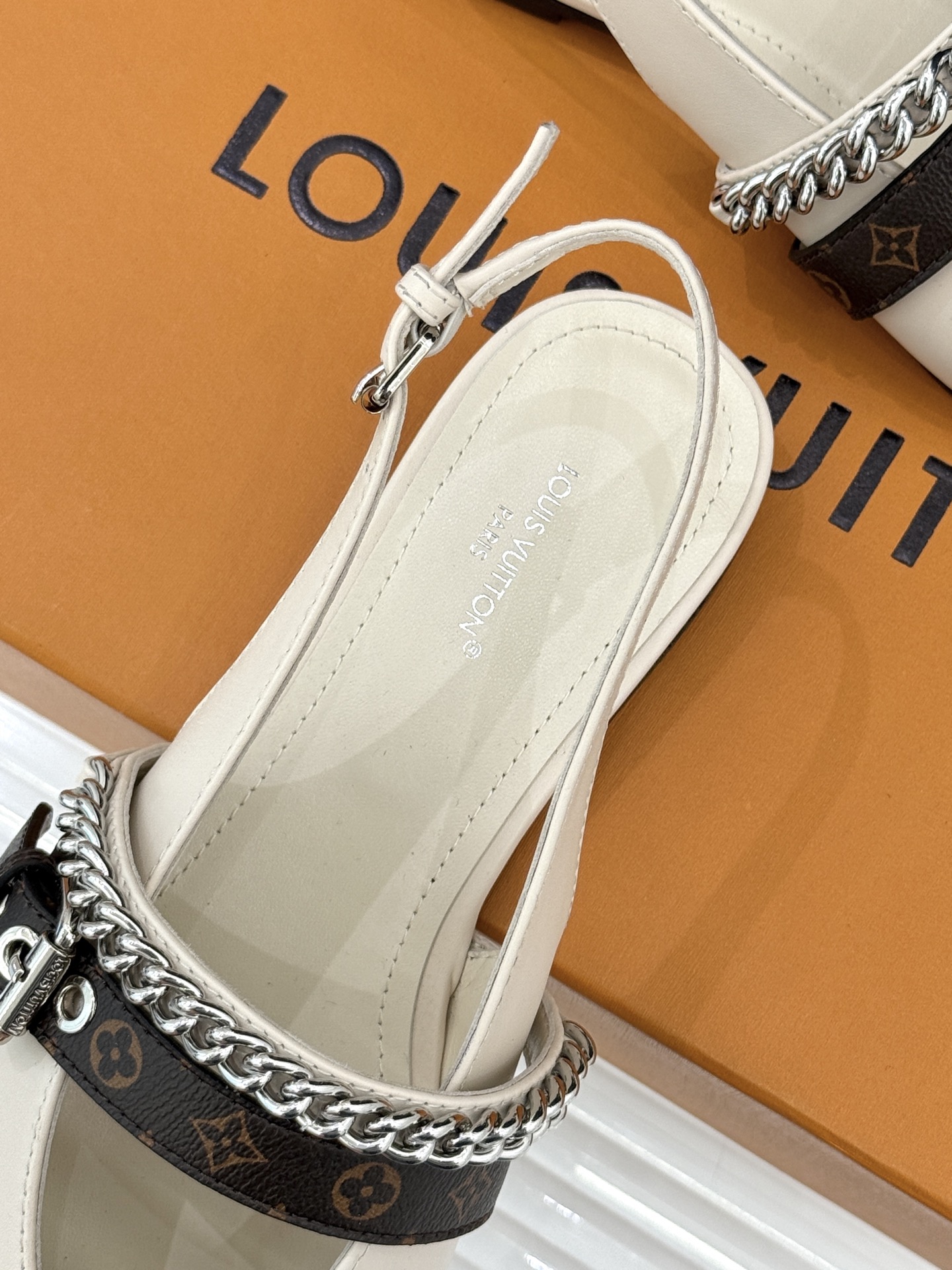 L*V驴家25s春夏新品复古老花链条尖头平底猫跟凉鞋经典老花元素设计彰显品牌的永恒魅力精致的链条点缀 如