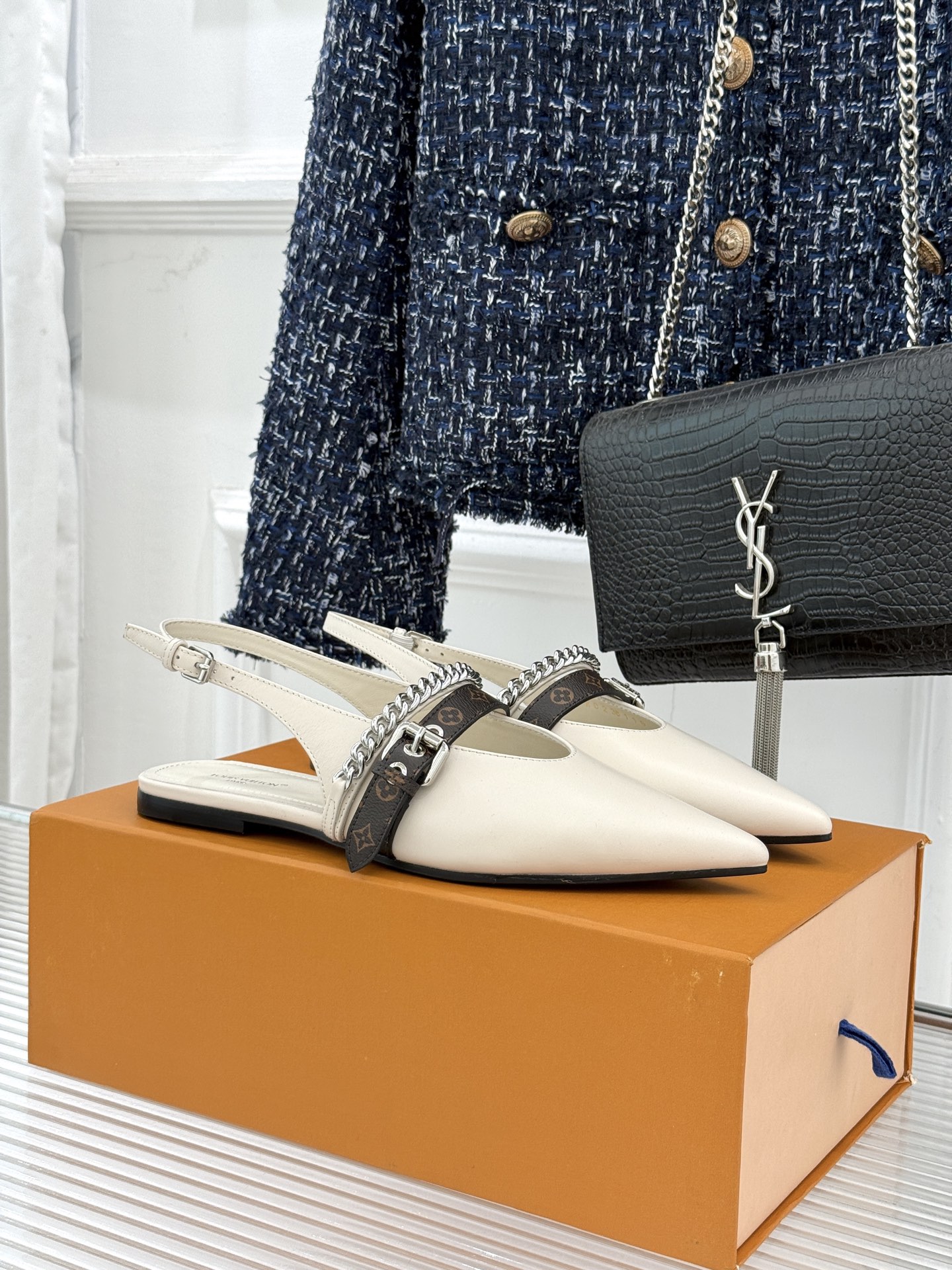 L*V驴家25s春夏新品复古老花链条尖头平底猫跟凉鞋经典老花元素设计彰显品牌的永恒魅力精致的链条点缀 如