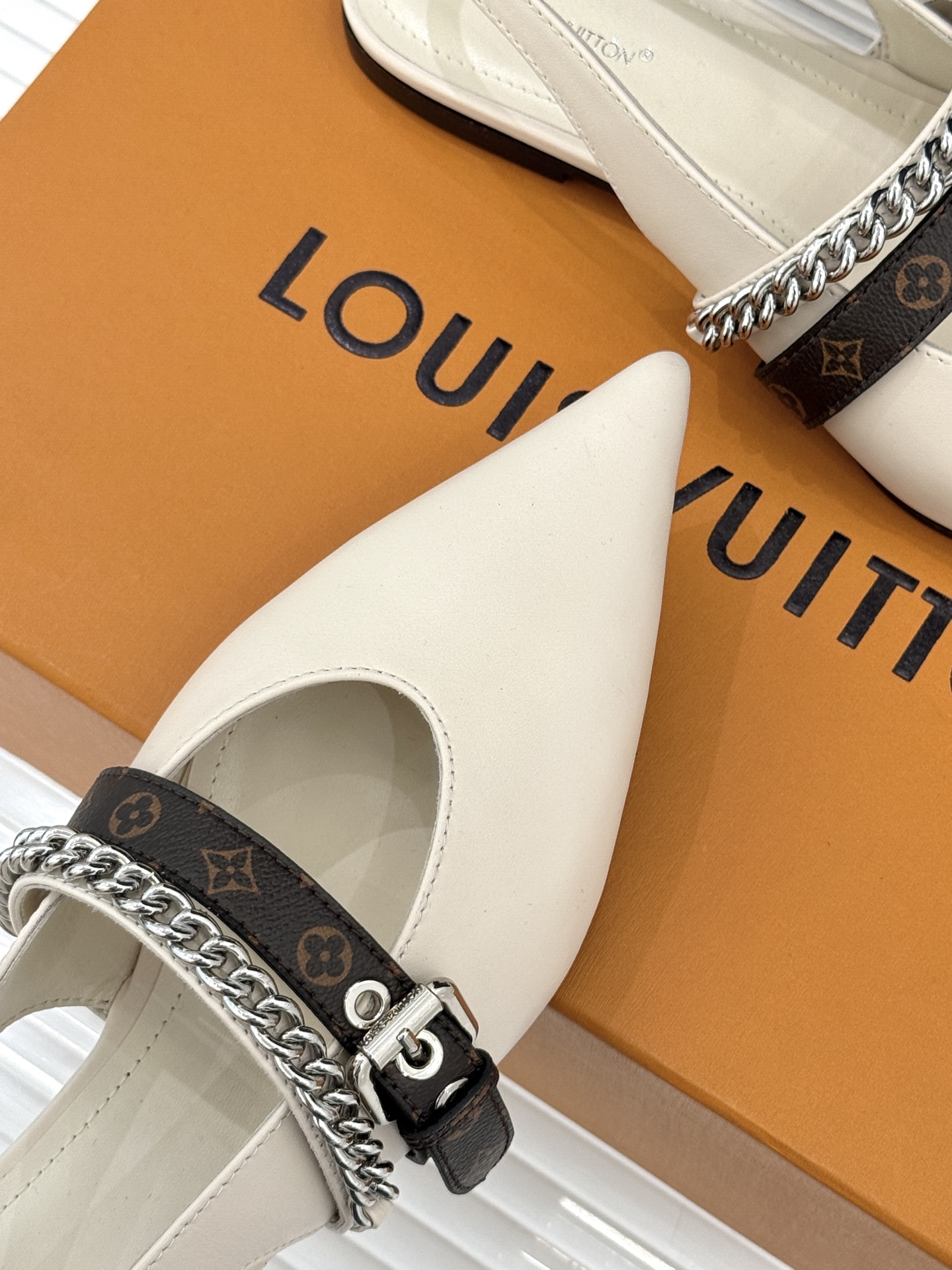 L*V驴家25s春夏新品复古老花链条尖头平底猫跟凉鞋经典老花元素设计彰显品牌的永恒魅力精致的链条点缀 如