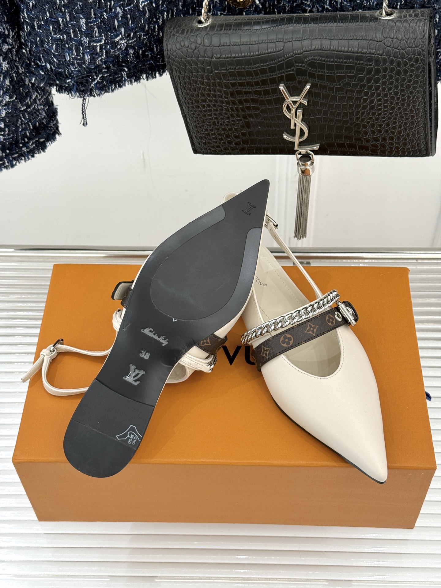 L*V驴家25s春夏新品复古老花链条尖头平底猫跟凉鞋经典老花元素设计彰显品牌的永恒魅力精致的链条点缀 如