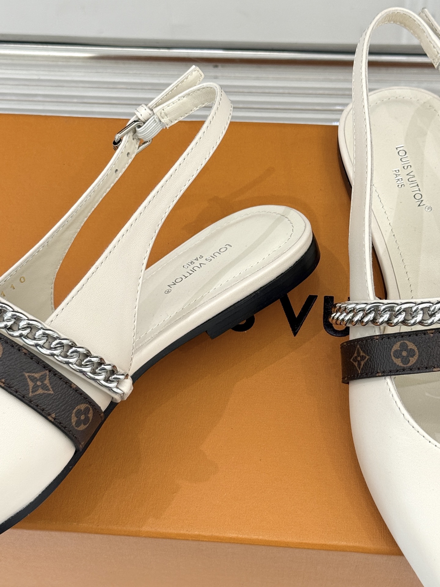 L*V驴家25s春夏新品复古老花链条尖头平底猫跟凉鞋经典老花元素设计彰显品牌的永恒魅力精致的链条点缀 如