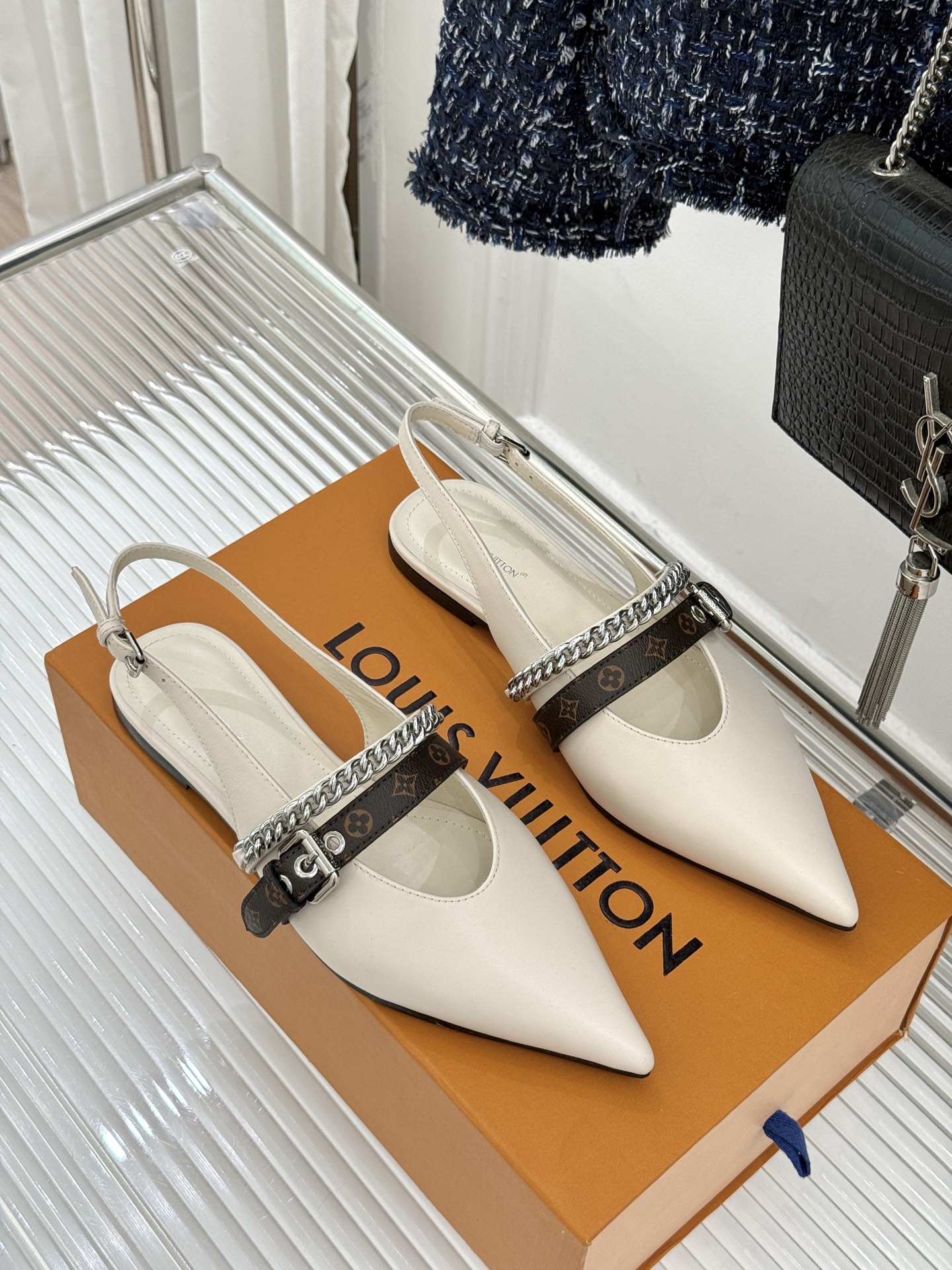 L*V驴家25s春夏新品复古老花链条尖头平底猫跟凉鞋经典老花元素设计彰显品牌的永恒魅力精致的链条点缀 如