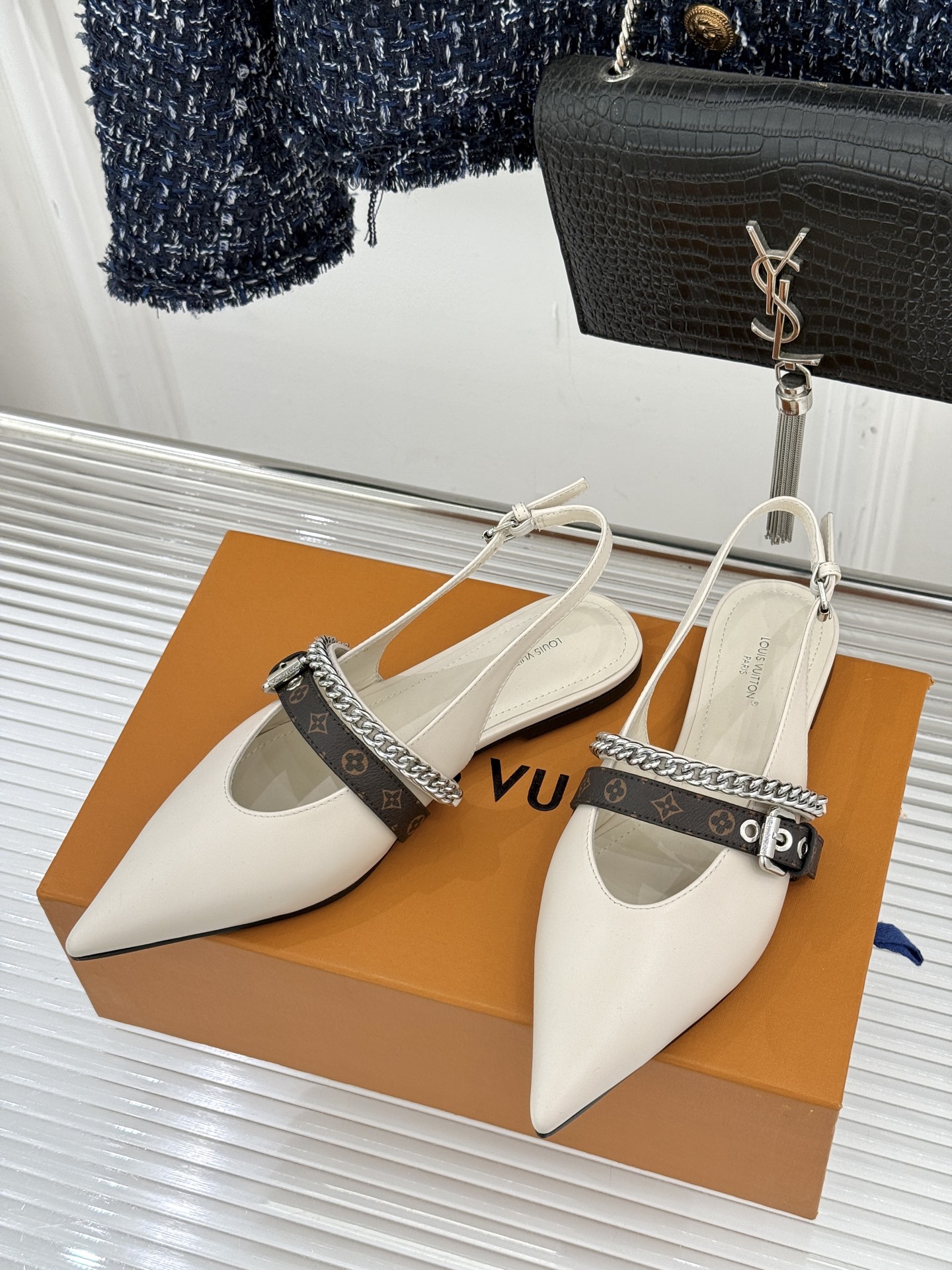 L*V驴家25s春夏新品复古老花链条尖头平底猫跟凉鞋经典老花元素设计彰显品牌的永恒魅力精致的链条点缀 如