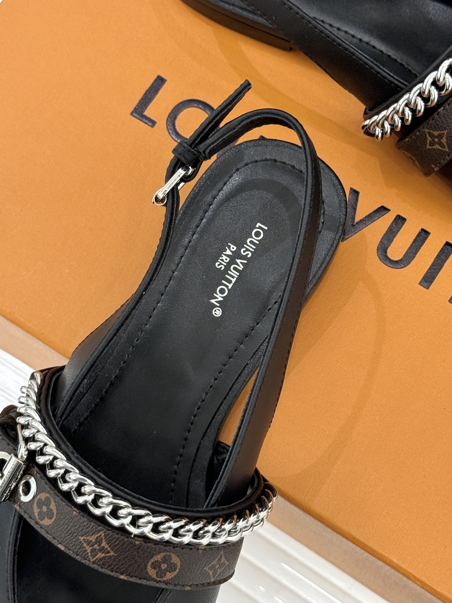 L*V驴家25s春夏新品复古老花链条尖头平底猫跟凉鞋经典老花元素设计彰显品牌的永恒魅力精致的链条点缀 如