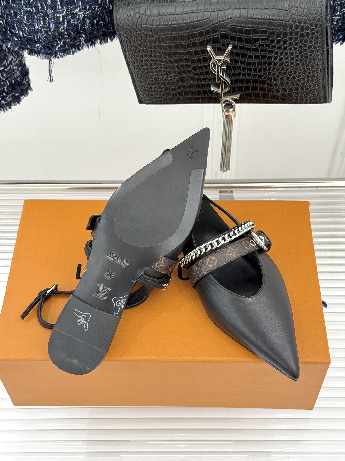 L*V驴家25s春夏新品复古老花链条尖头平底猫跟凉鞋经典老花元素设计彰显品牌的永恒魅力精致的链条点缀 如