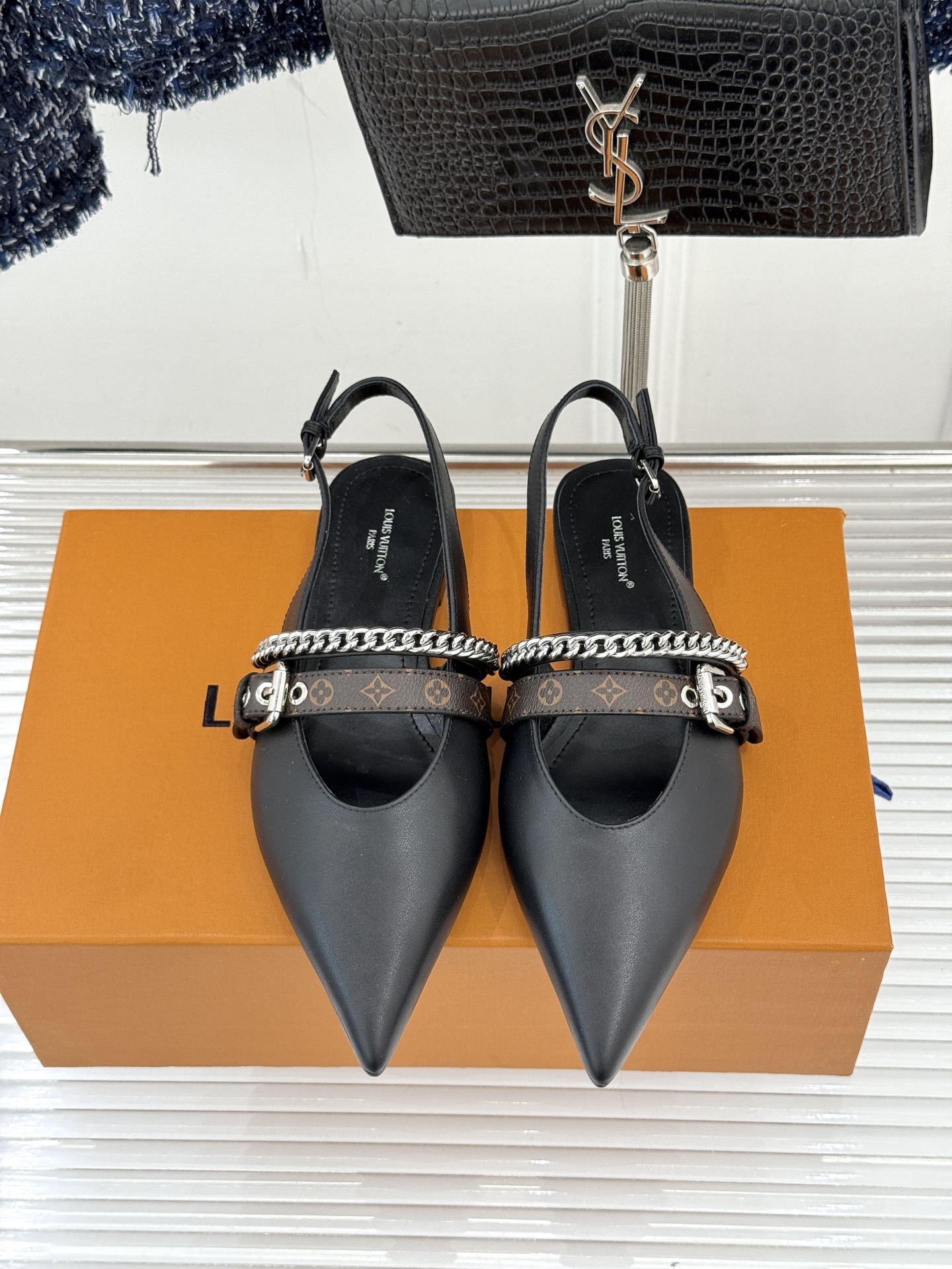 L*V驴家25s春夏新品复古老花链条尖头平底猫跟凉鞋经典老花元素设计彰显品牌的永恒魅力精致的链条点缀 如