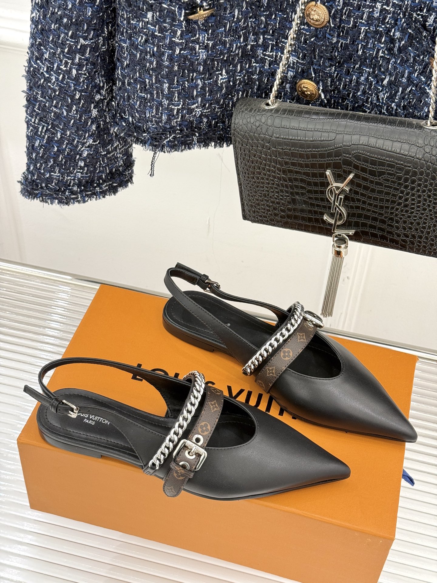 L*V驴家25s春夏新品复古老花链条尖头平底猫跟凉鞋经典老花元素设计彰显品牌的永恒魅力精致的链条点缀 如