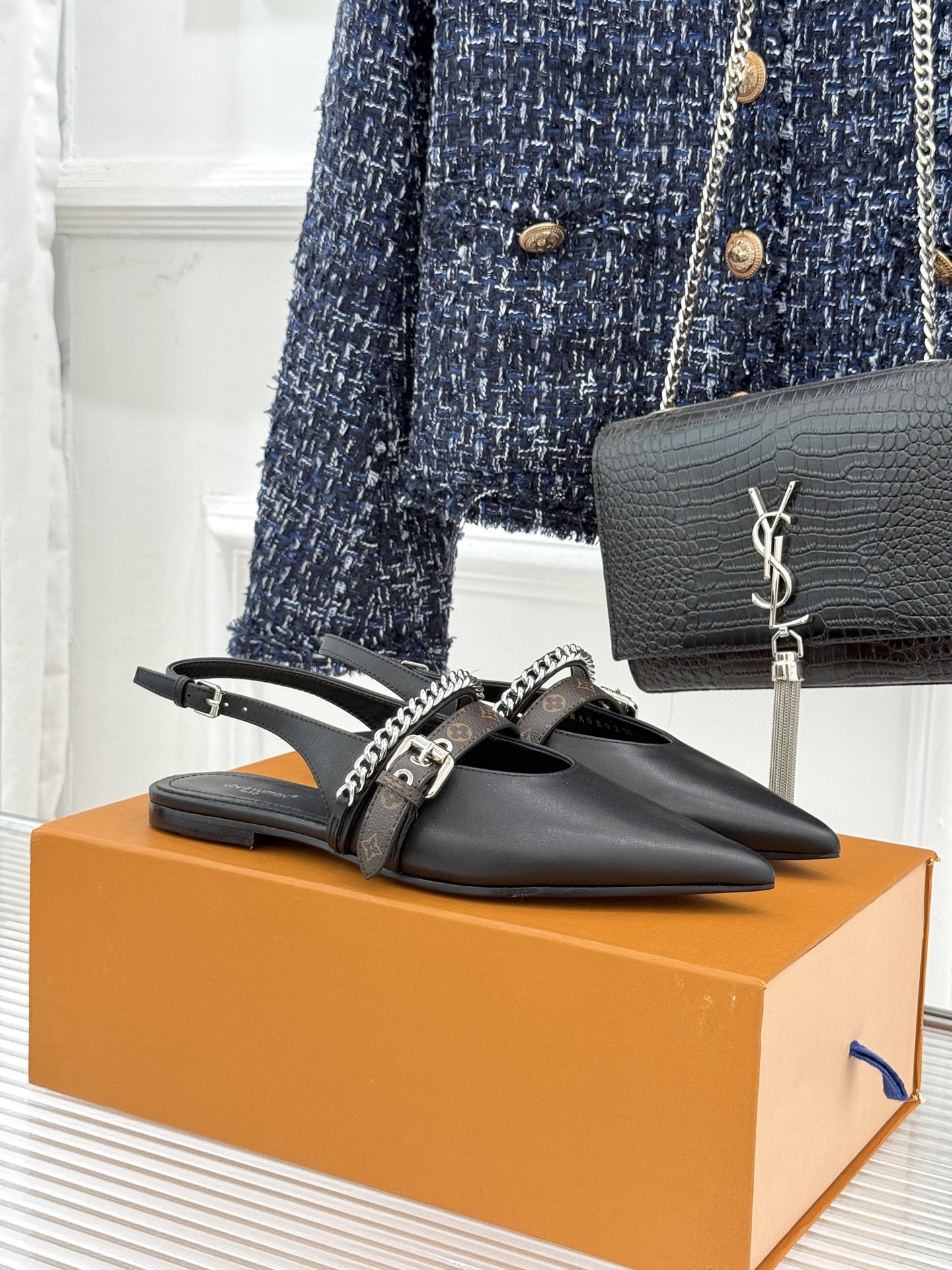 L*V驴家25s春夏新品复古老花链条尖头平底猫跟凉鞋经典老花元素设计彰显品牌的永恒魅力精致的链条点缀 如