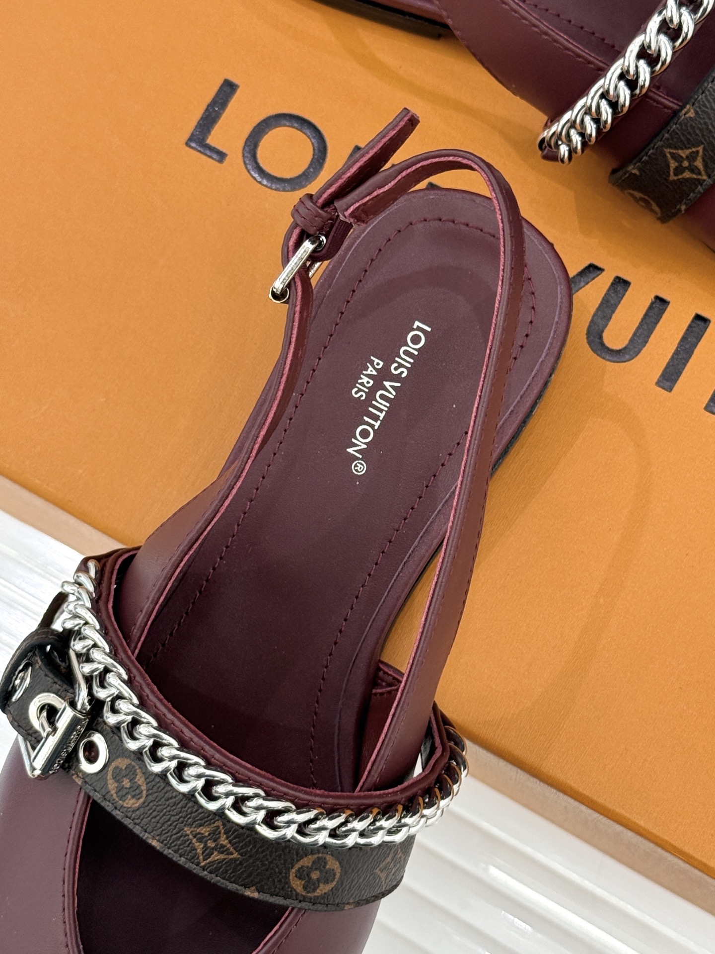 L*V驴家25s春夏新品复古老花链条尖头平底猫跟凉鞋经典老花元素设计彰显品牌的永恒魅力精致的链条点缀 如