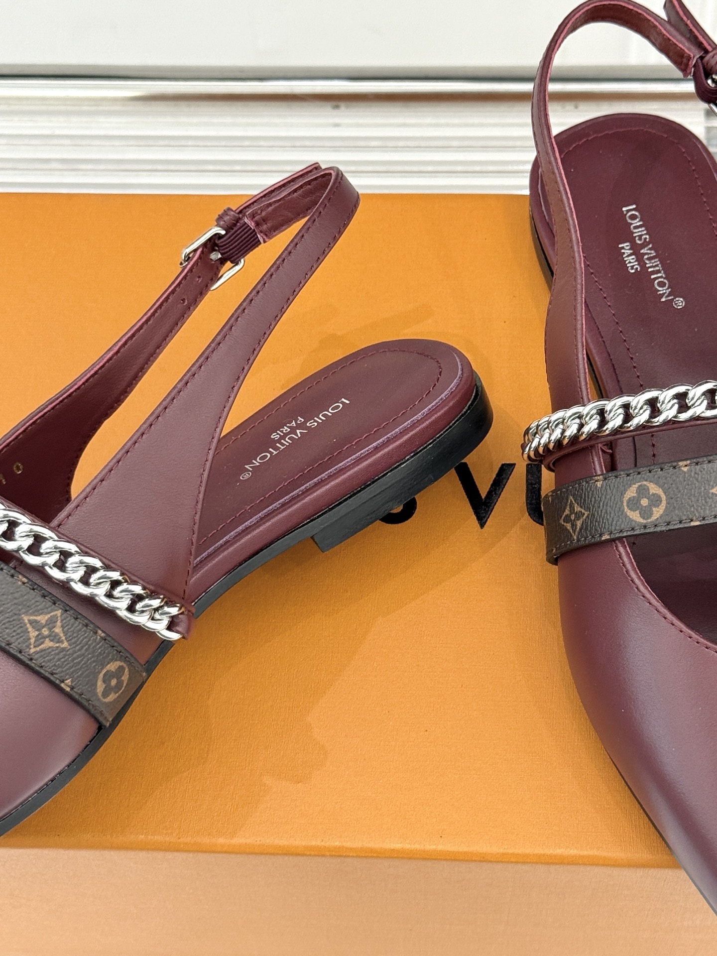 L*V驴家25s春夏新品复古老花链条尖头平底猫跟凉鞋经典老花元素设计彰显品牌的永恒魅力精致的链条点缀 如