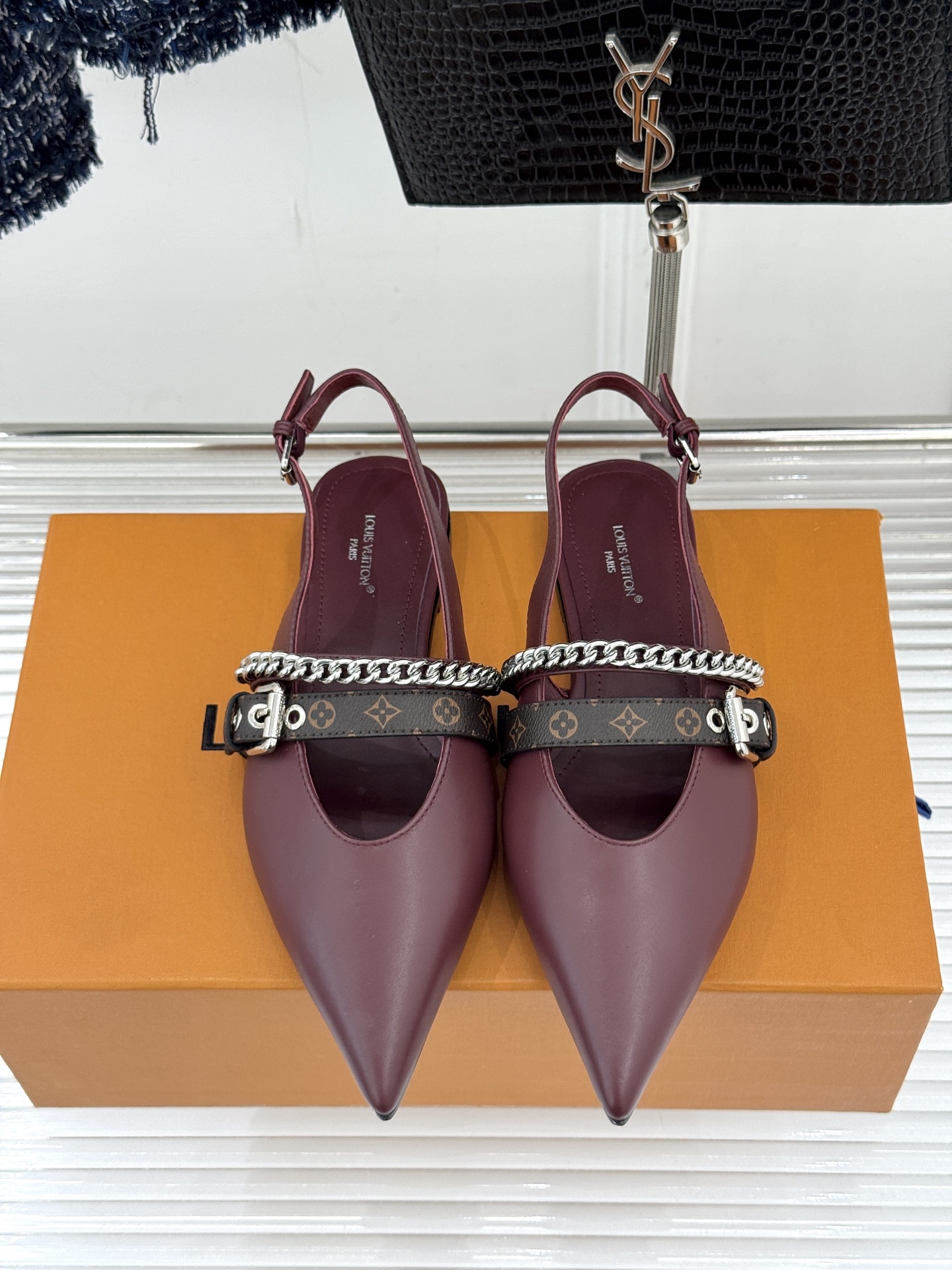 L*V驴家25s春夏新品复古老花链条尖头平底猫跟凉鞋经典老花元素设计彰显品牌的永恒魅力精致的链条点缀 如