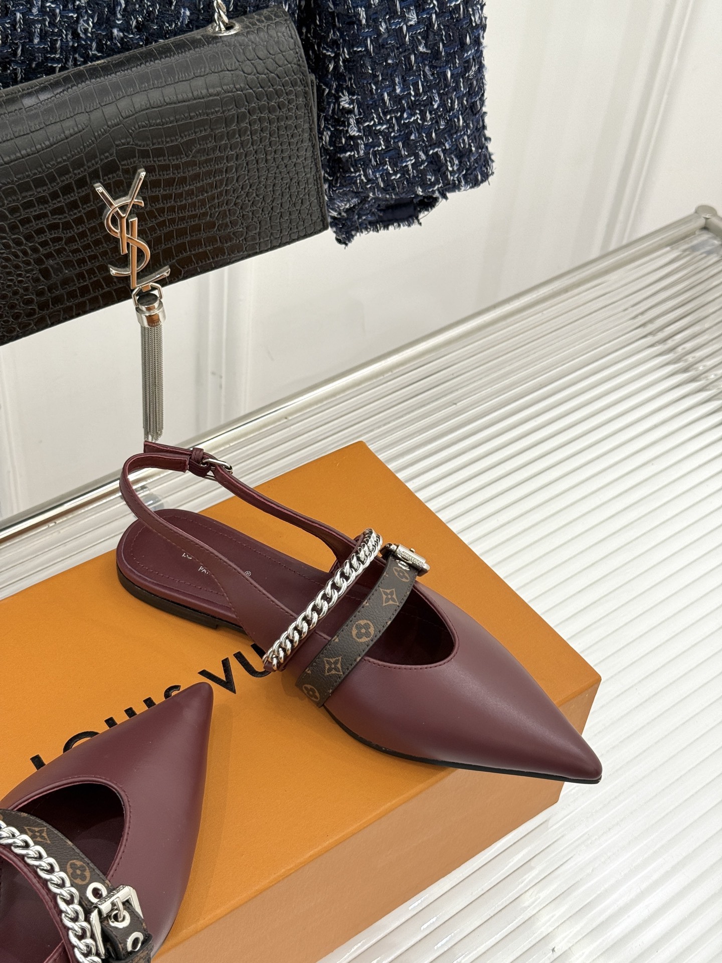 L*V驴家25s春夏新品复古老花链条尖头平底猫跟凉鞋经典老花元素设计彰显品牌的永恒魅力精致的链条点缀 如