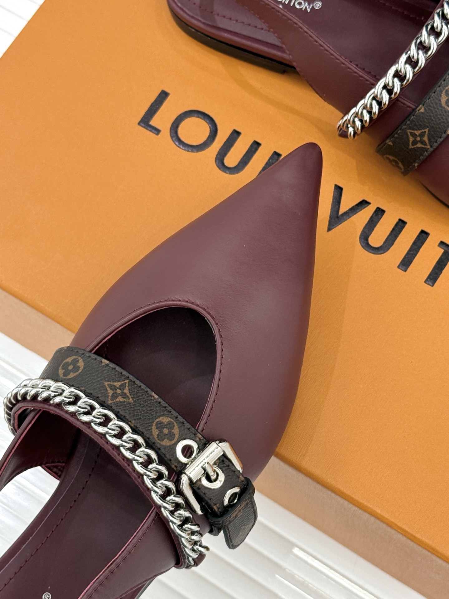 L*V驴家25s春夏新品复古老花链条尖头平底猫跟凉鞋经典老花元素设计彰显品牌的永恒魅力精致的链条点缀 如