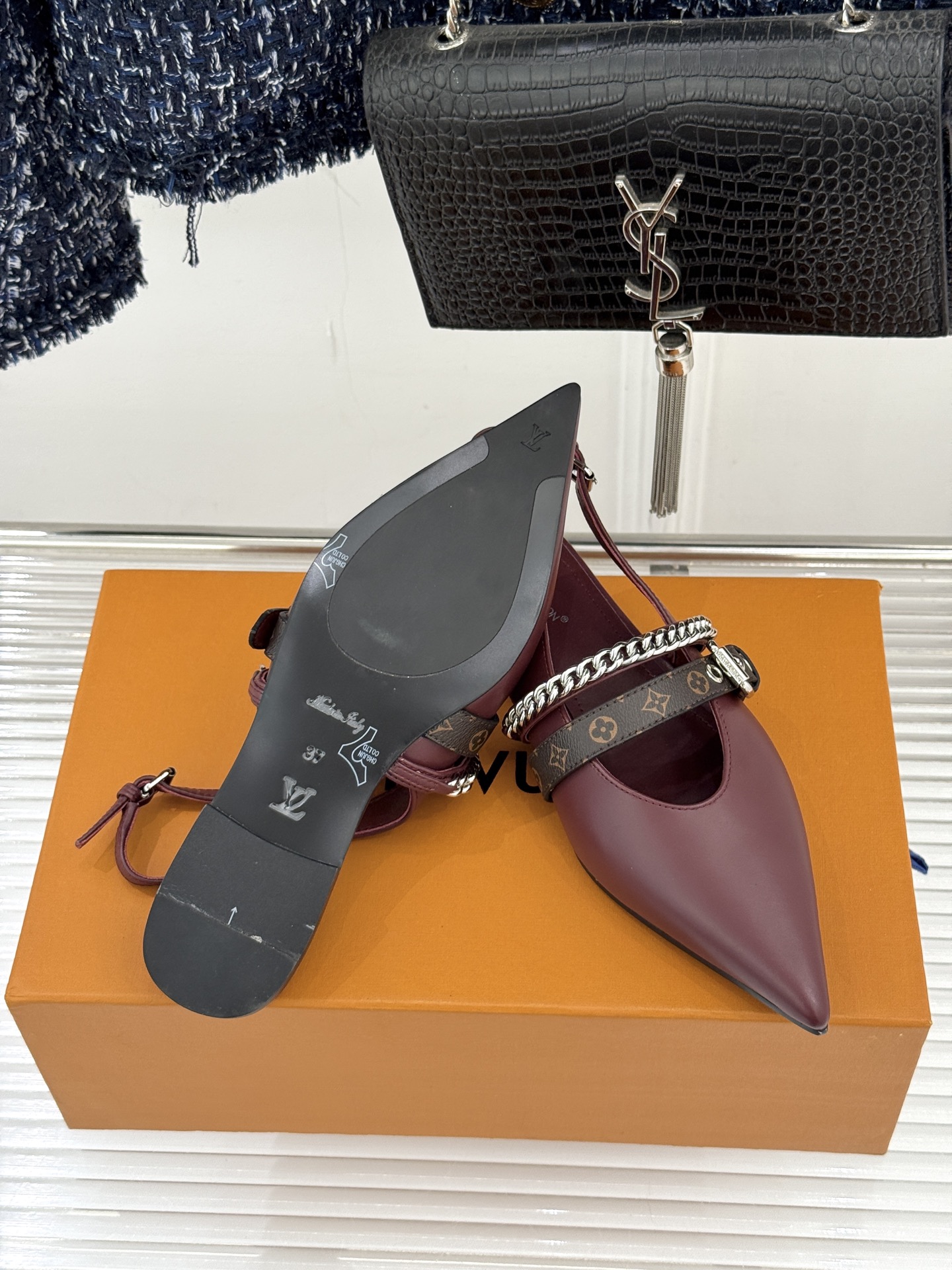 L*V驴家25s春夏新品复古老花链条尖头平底猫跟凉鞋经典老花元素设计彰显品牌的永恒魅力精致的链条点缀 如