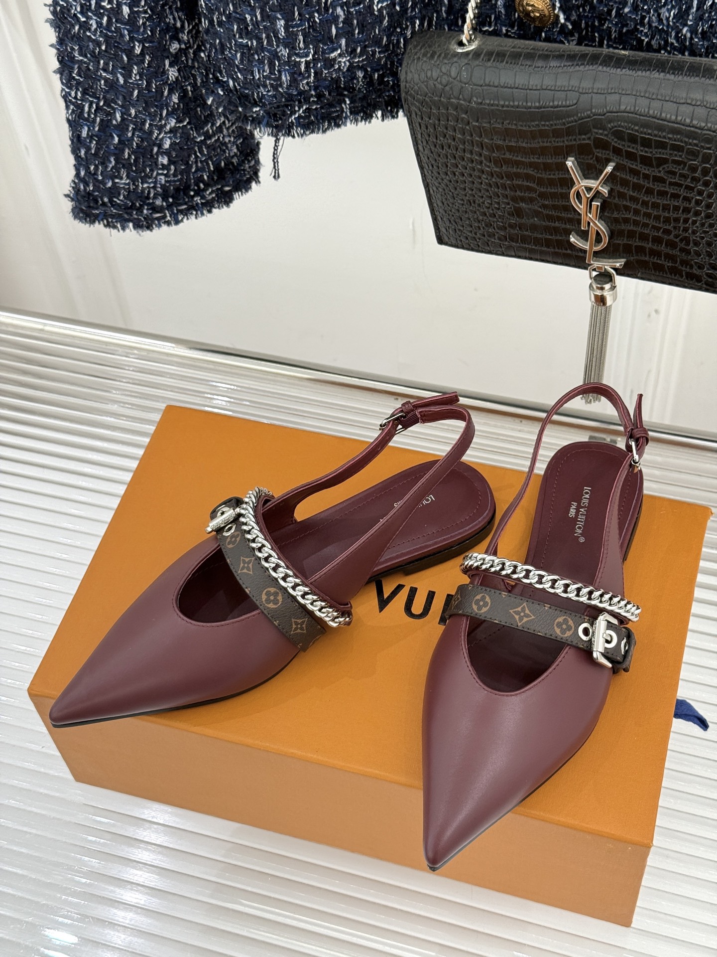 L*V驴家25s春夏新品复古老花链条尖头平底猫跟凉鞋经典老花元素设计彰显品牌的永恒魅力精致的链条点缀 如