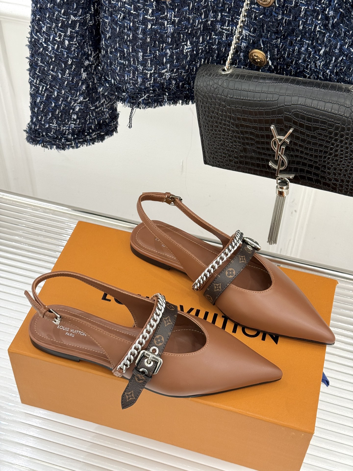 L*V驴家25s春夏新品复古老花链条尖头平底猫跟凉鞋经典老花元素设计彰显品牌的永恒魅力精致的链条点缀 如