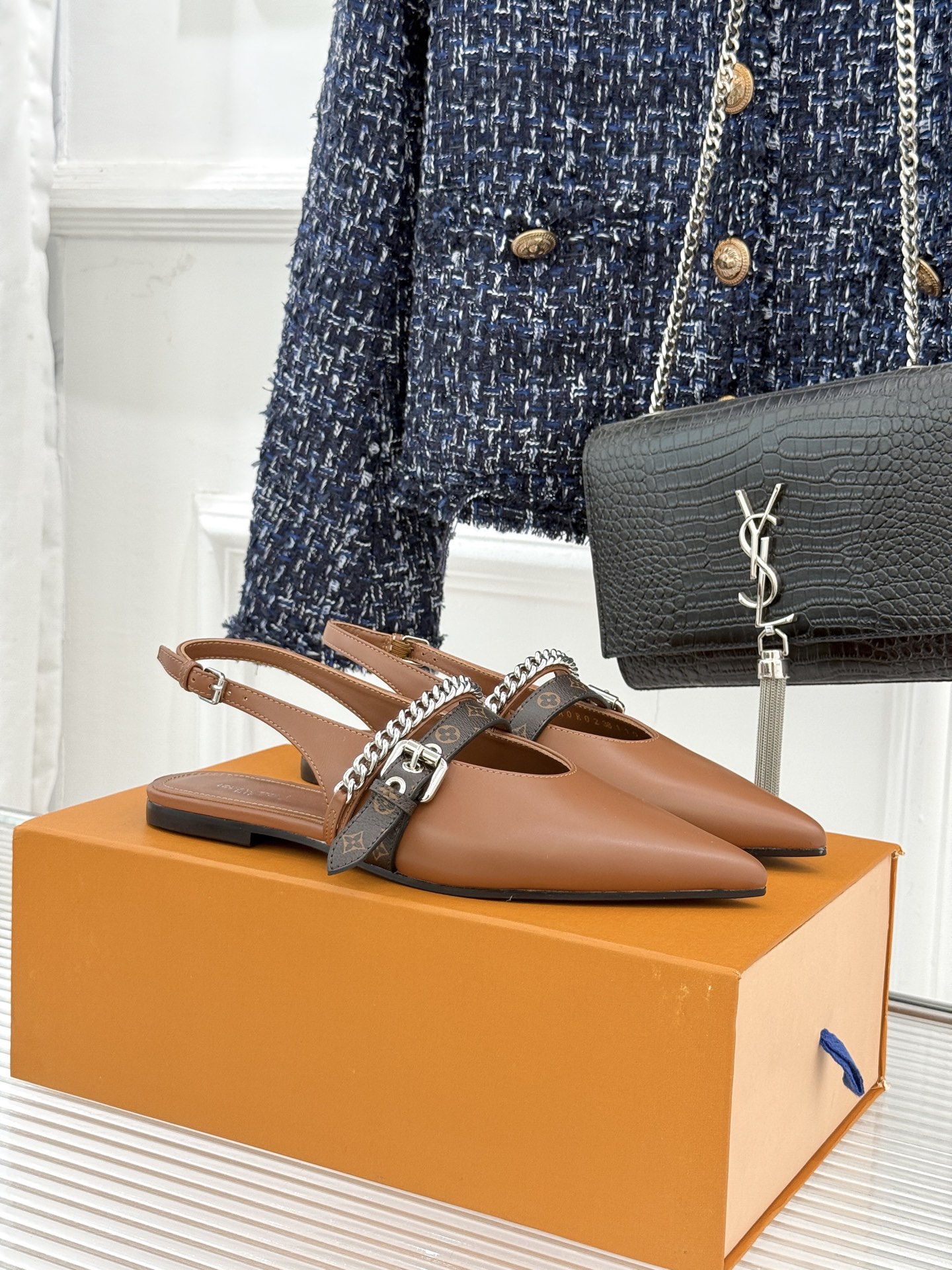 L*V驴家25s春夏新品复古老花链条尖头平底猫跟凉鞋经典老花元素设计彰显品牌的永恒魅力精致的链条点缀 如