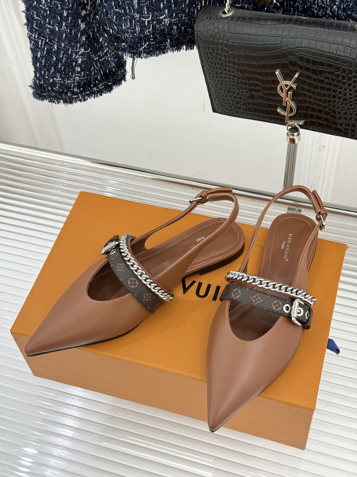 L*V驴家25s春夏新品复古老花链条尖头平底猫跟凉鞋经典老花元素设计彰显品牌的永恒魅力精致的链条点缀 如