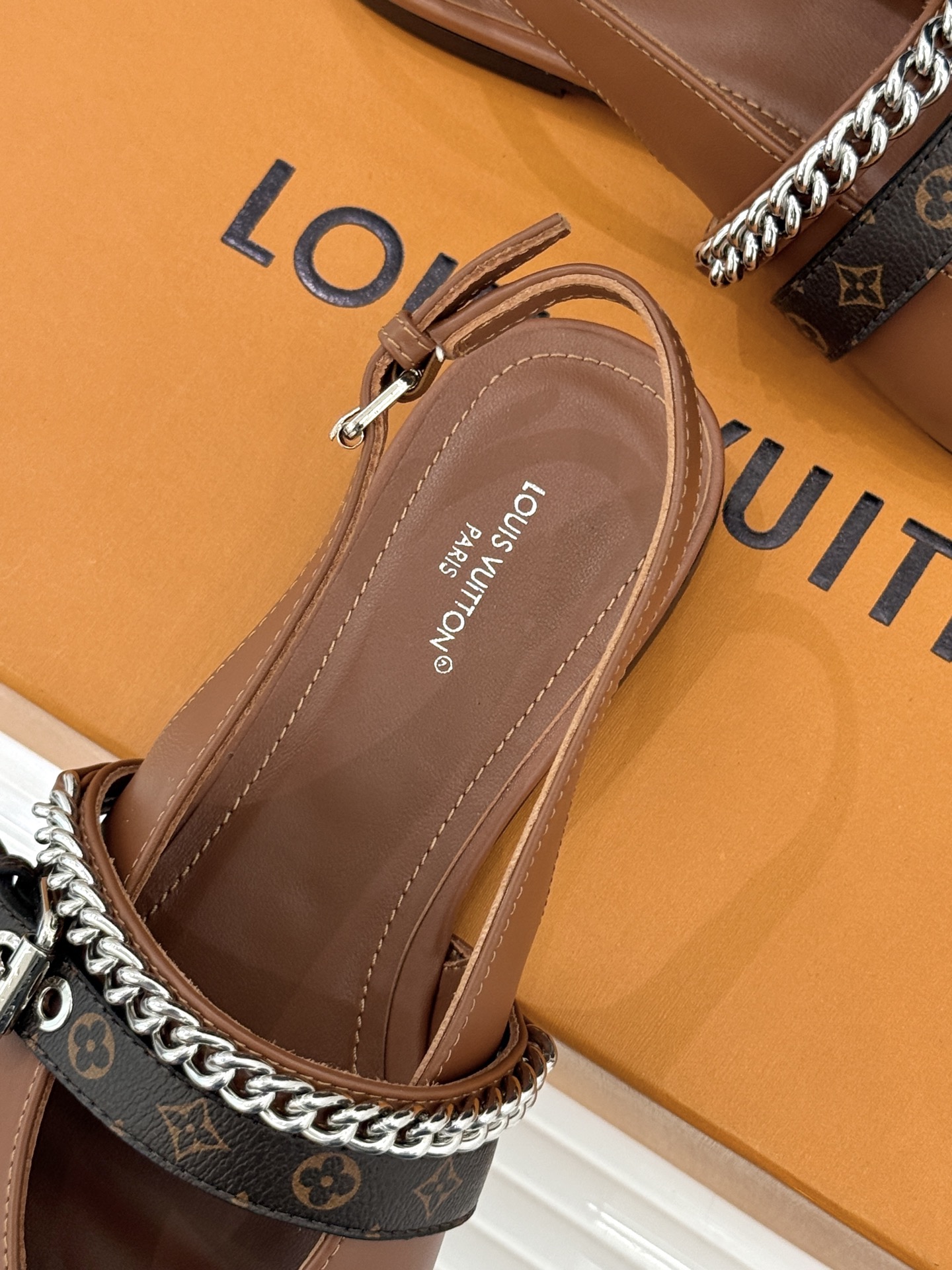 L*V驴家25s春夏新品复古老花链条尖头平底猫跟凉鞋经典老花元素设计彰显品牌的永恒魅力精致的链条点缀 如