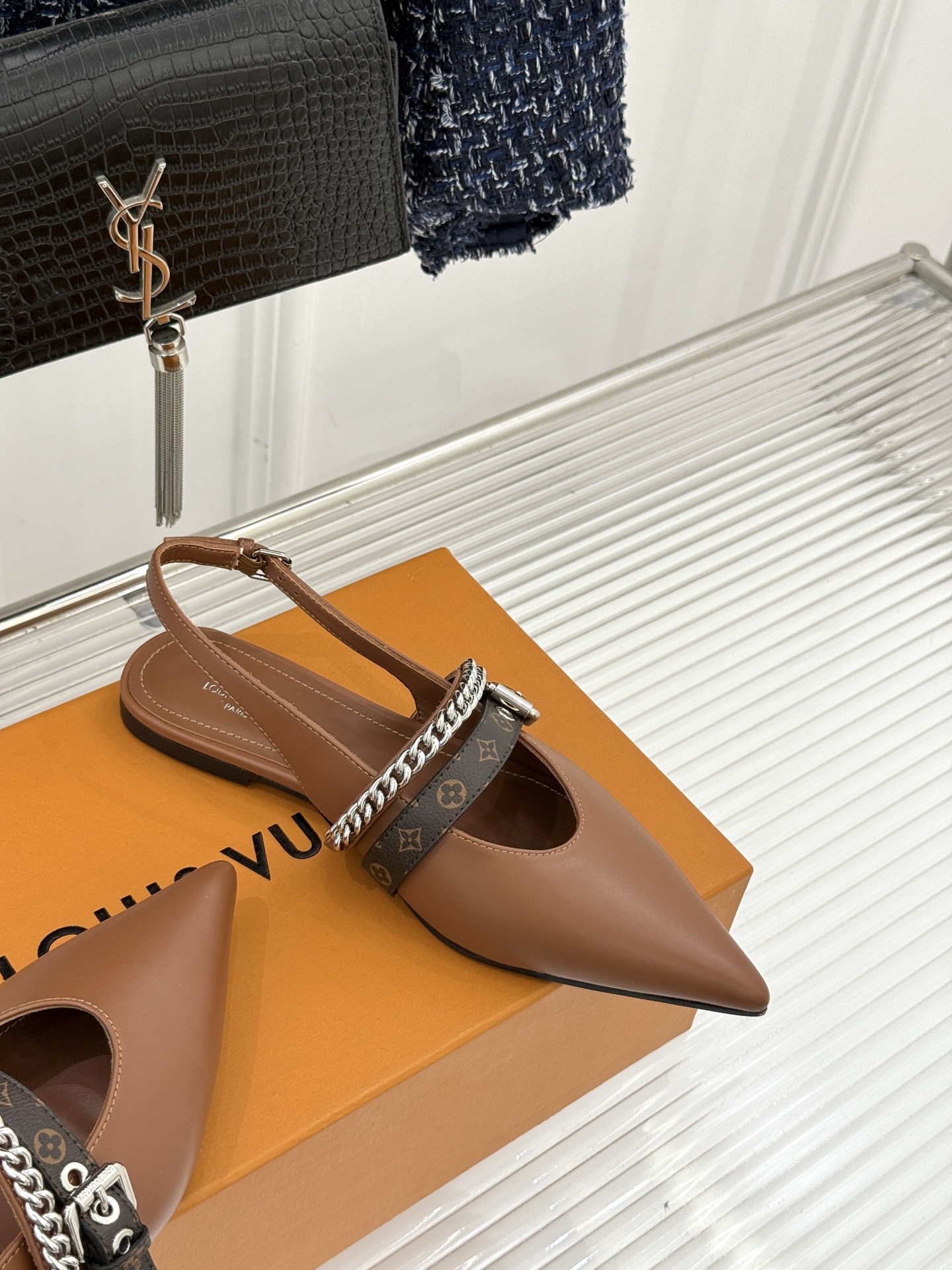 L*V驴家25s春夏新品复古老花链条尖头平底猫跟凉鞋经典老花元素设计彰显品牌的永恒魅力精致的链条点缀 如