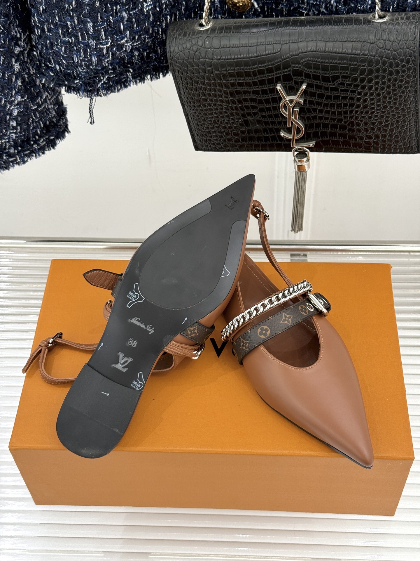 L*V驴家25s春夏新品复古老花链条尖头平底猫跟凉鞋经典老花元素设计彰显品牌的永恒魅力精致的链条点缀 如