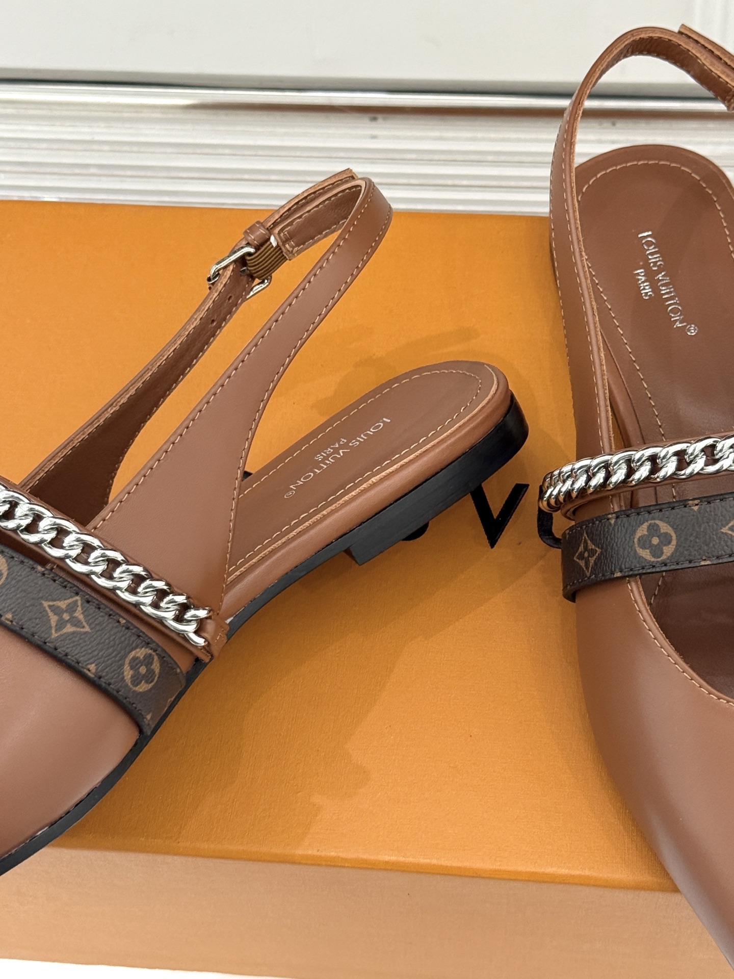 L*V驴家25s春夏新品复古老花链条尖头平底猫跟凉鞋经典老花元素设计彰显品牌的永恒魅力精致的链条点缀 如