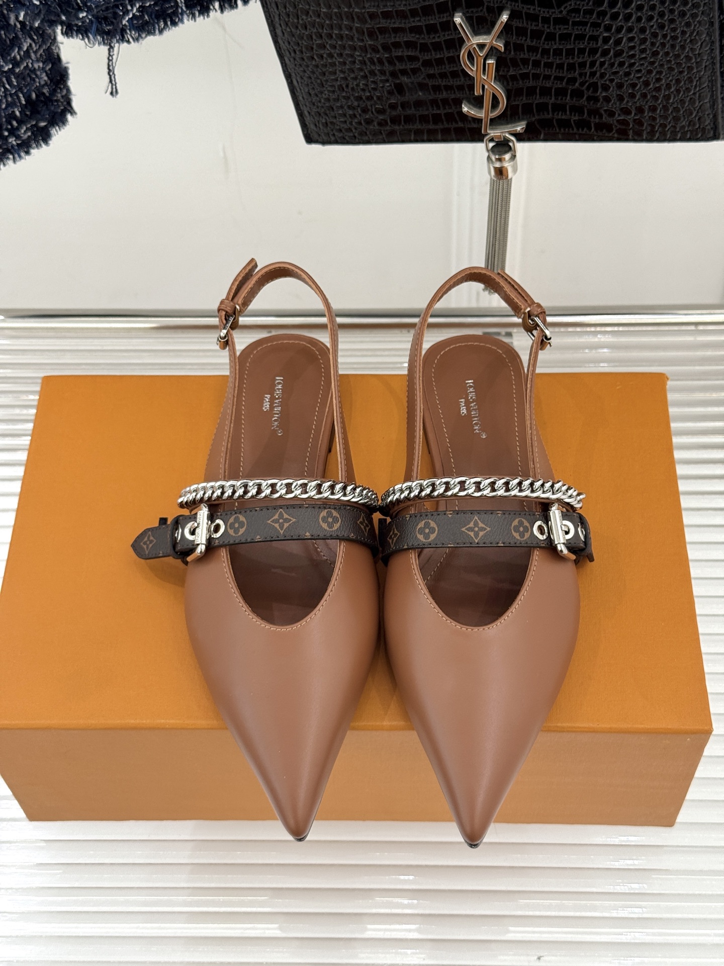 L*V驴家25s春夏新品复古老花链条尖头平底猫跟凉鞋经典老花元素设计彰显品牌的永恒魅力精致的链条点缀 如