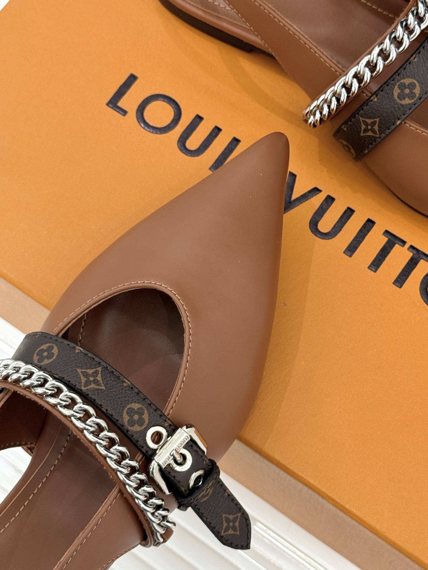 L*V驴家25s春夏新品复古老花链条尖头平底猫跟凉鞋经典老花元素设计彰显品牌的永恒魅力精致的链条点缀 如