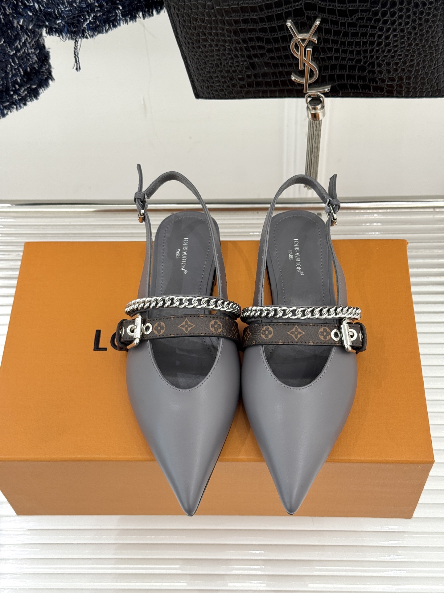 L*V驴家25s春夏新品复古老花链条尖头平底猫跟凉鞋经典老花元素设计彰显品牌的永恒魅力精致的链条点缀 如