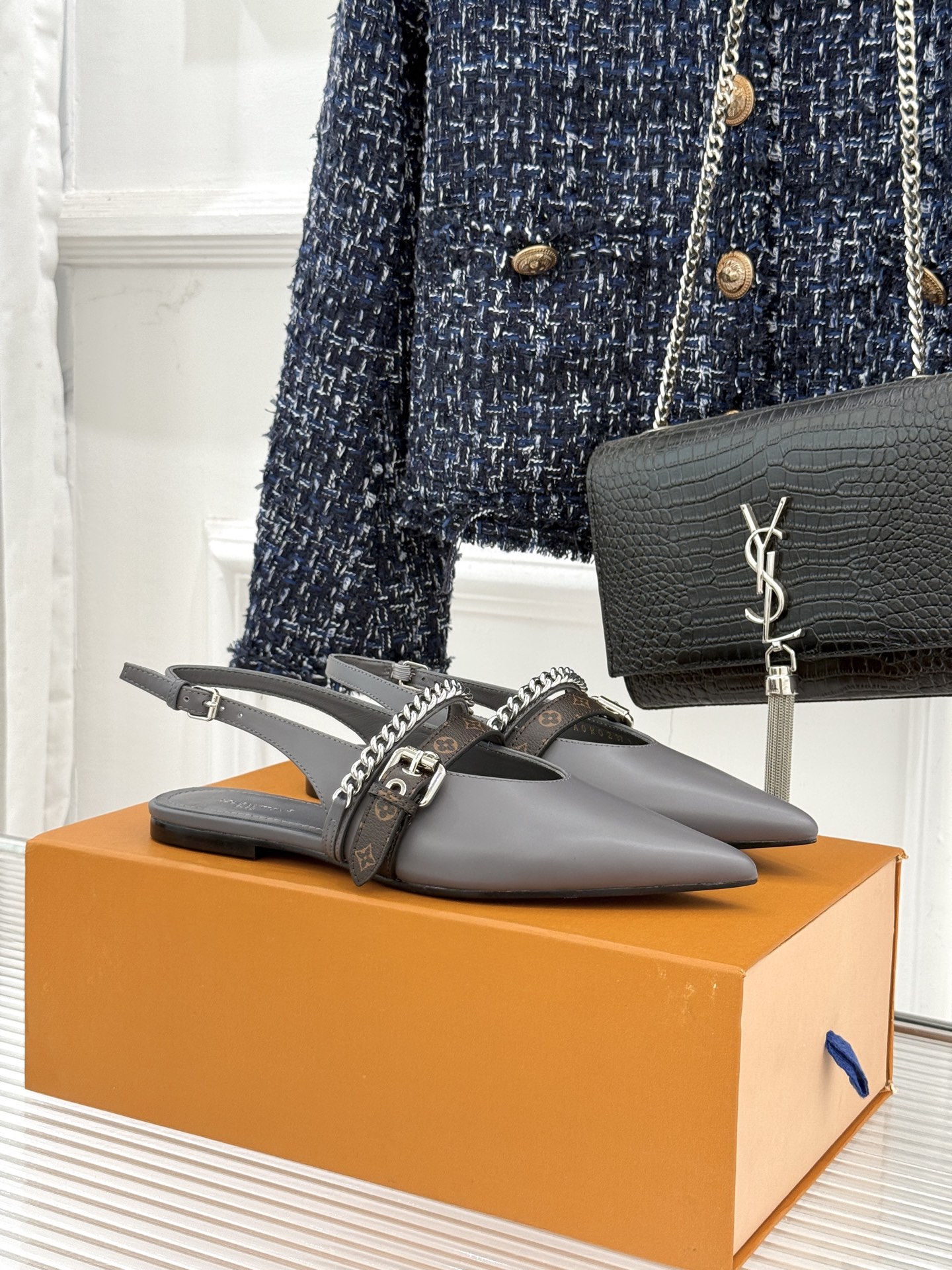 L*V驴家25s春夏新品复古老花链条尖头平底猫跟凉鞋经典老花元素设计彰显品牌的永恒魅力精致的链条点缀 如