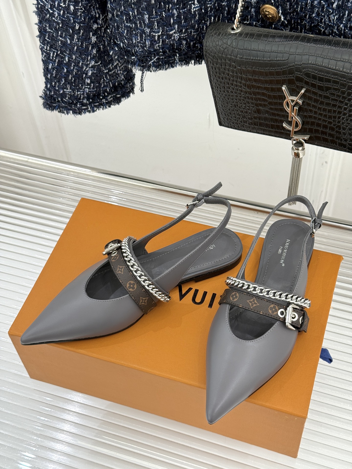 L*V驴家25s春夏新品复古老花链条尖头平底猫跟凉鞋经典老花元素设计彰显品牌的永恒魅力精致的链条点缀 如