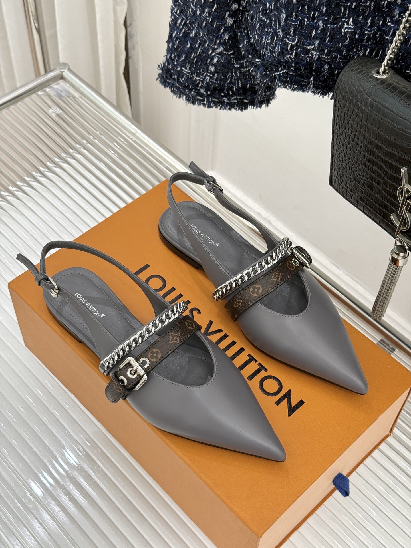 L*V驴家25s春夏新品复古老花链条尖头平底猫跟凉鞋经典老花元素设计彰显品牌的永恒魅力精致的链条点缀 如