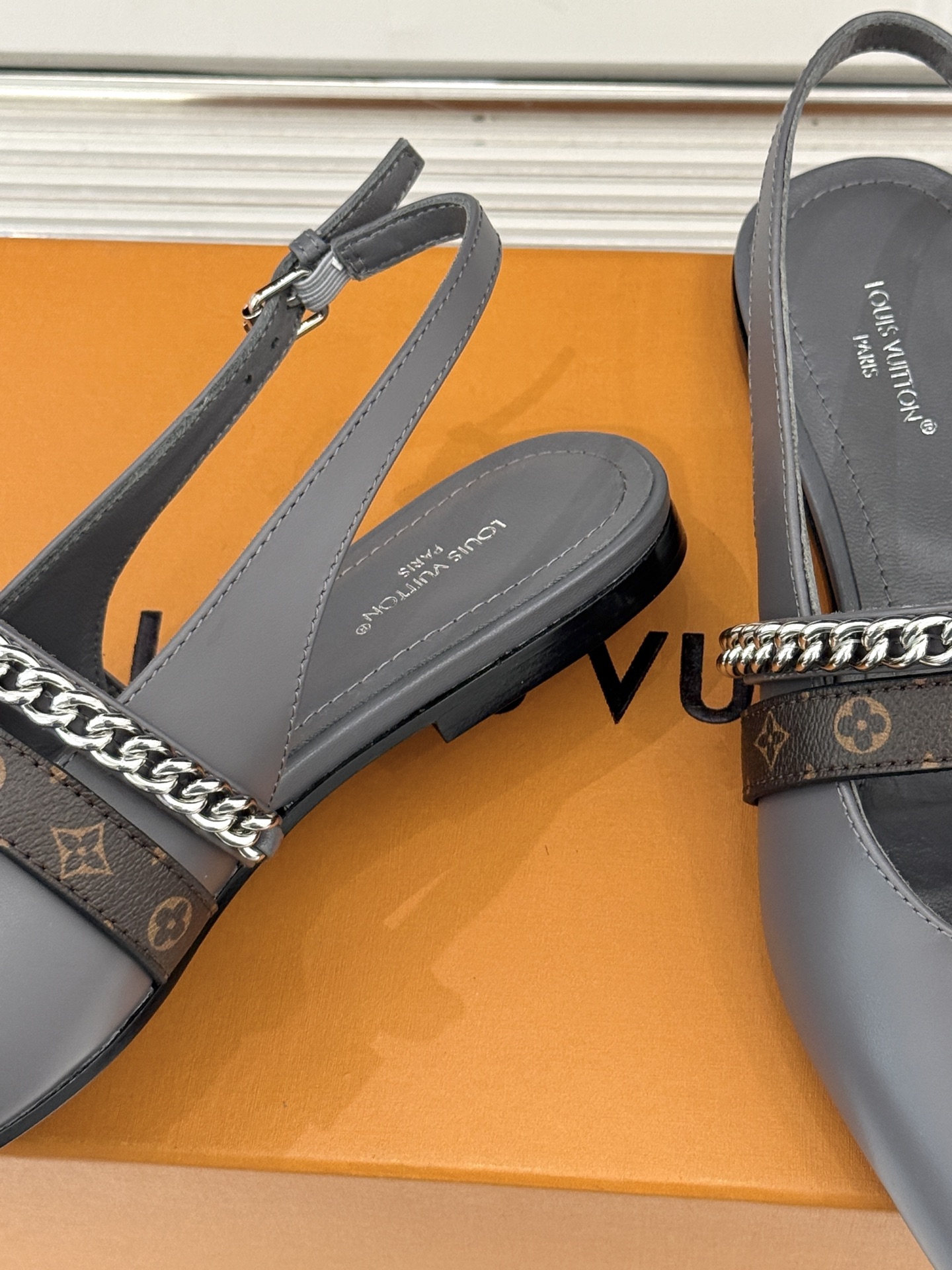 L*V驴家25s春夏新品复古老花链条尖头平底猫跟凉鞋经典老花元素设计彰显品牌的永恒魅力精致的链条点缀 如