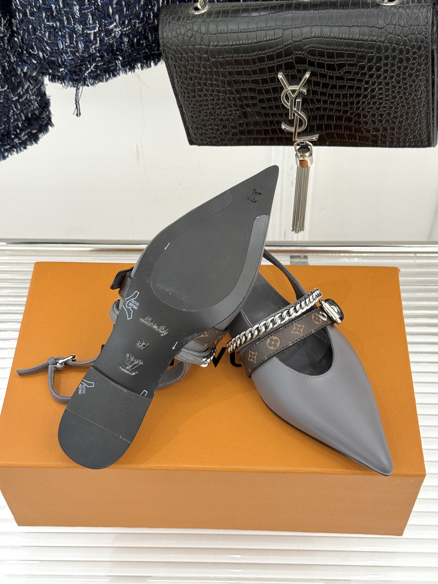 L*V驴家25s春夏新品复古老花链条尖头平底猫跟凉鞋经典老花元素设计彰显品牌的永恒魅力精致的链条点缀 如