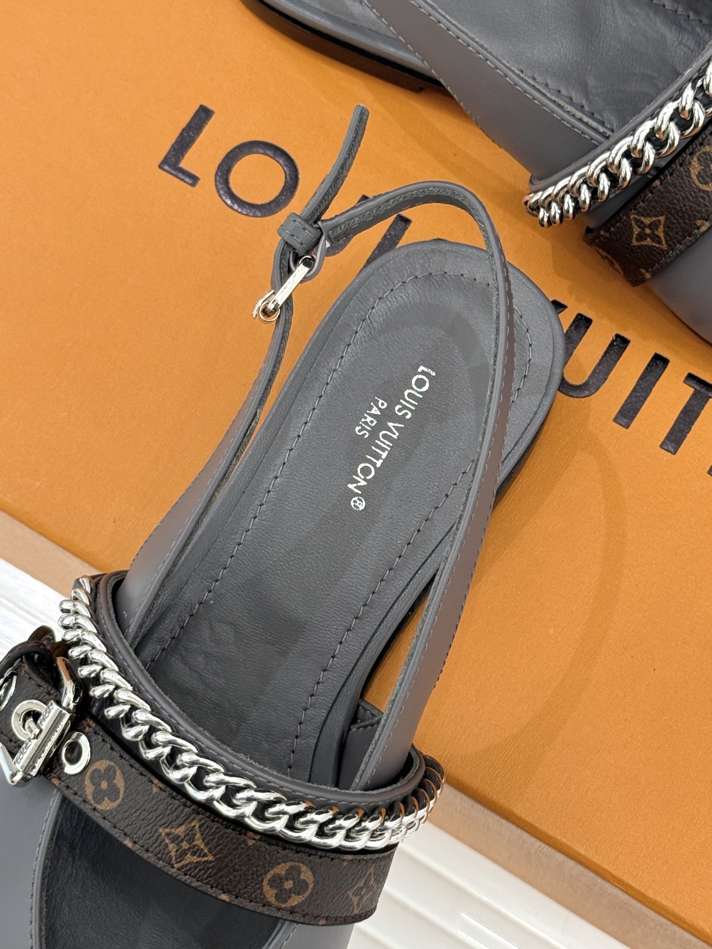 L*V驴家25s春夏新品复古老花链条尖头平底猫跟凉鞋经典老花元素设计彰显品牌的永恒魅力精致的链条点缀 如