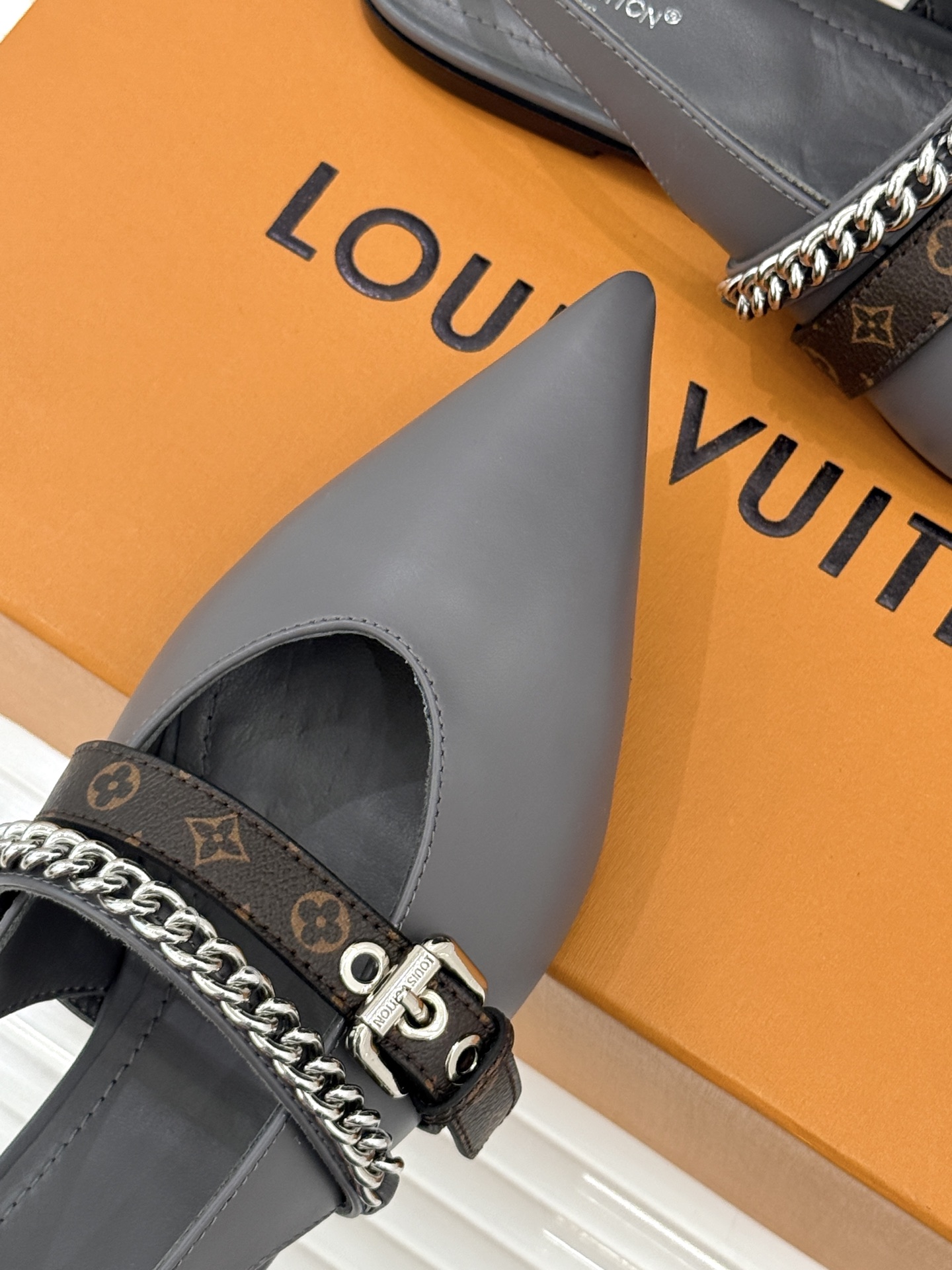 L*V驴家25s春夏新品复古老花链条尖头平底猫跟凉鞋经典老花元素设计彰显品牌的永恒魅力精致的链条点缀 如