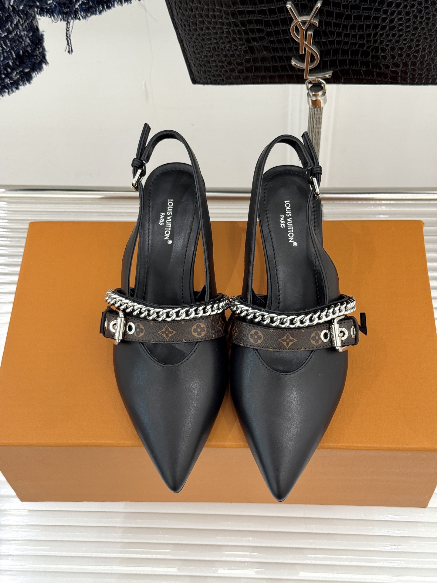 L*V驴家25s春夏新品复古老花链条尖头平底猫跟凉鞋经典老花元素设计彰显品牌的永恒魅力精致的链条点缀 如