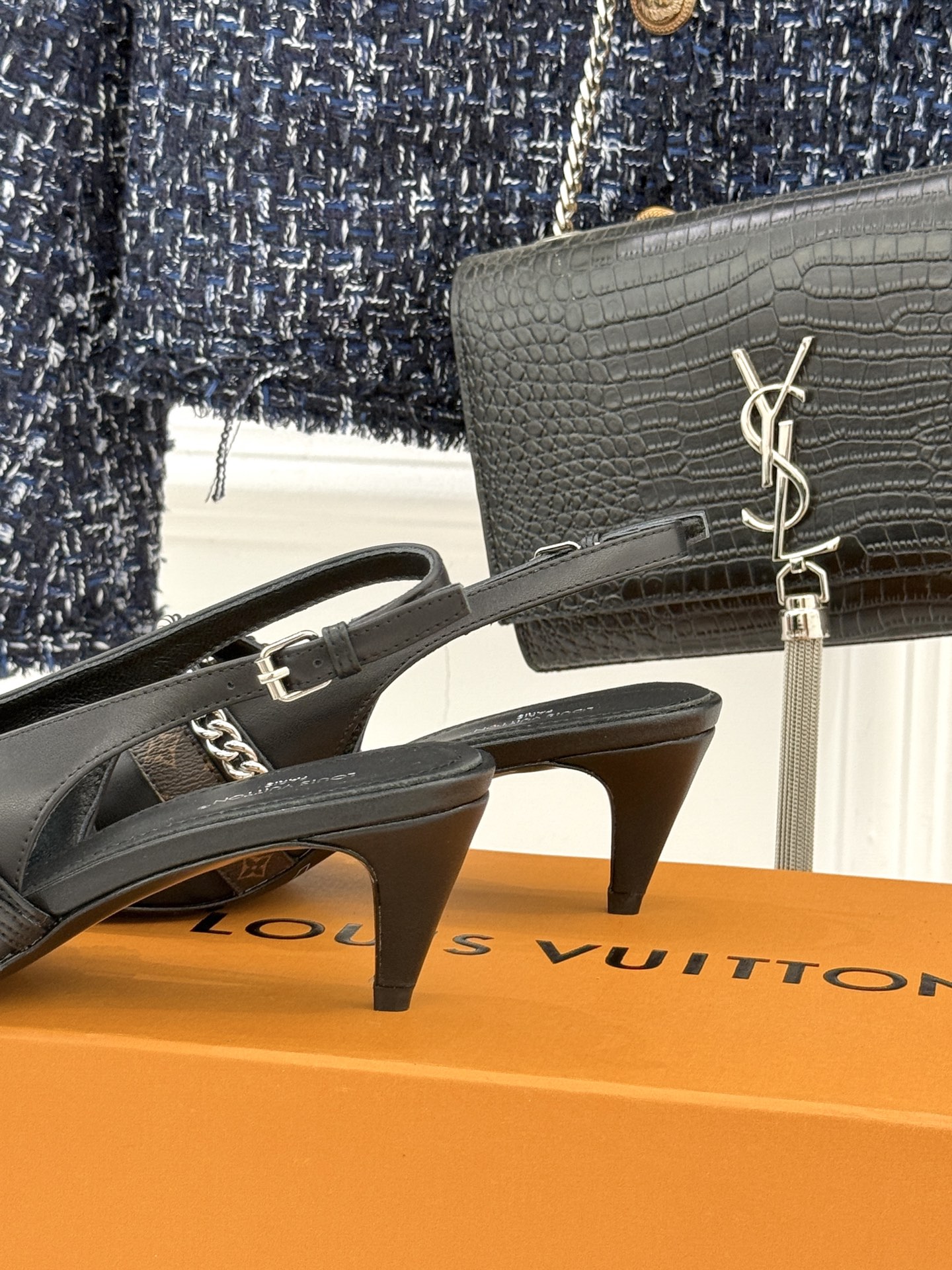 L*V驴家25s春夏新品复古老花链条尖头平底猫跟凉鞋经典老花元素设计彰显品牌的永恒魅力精致的链条点缀 如